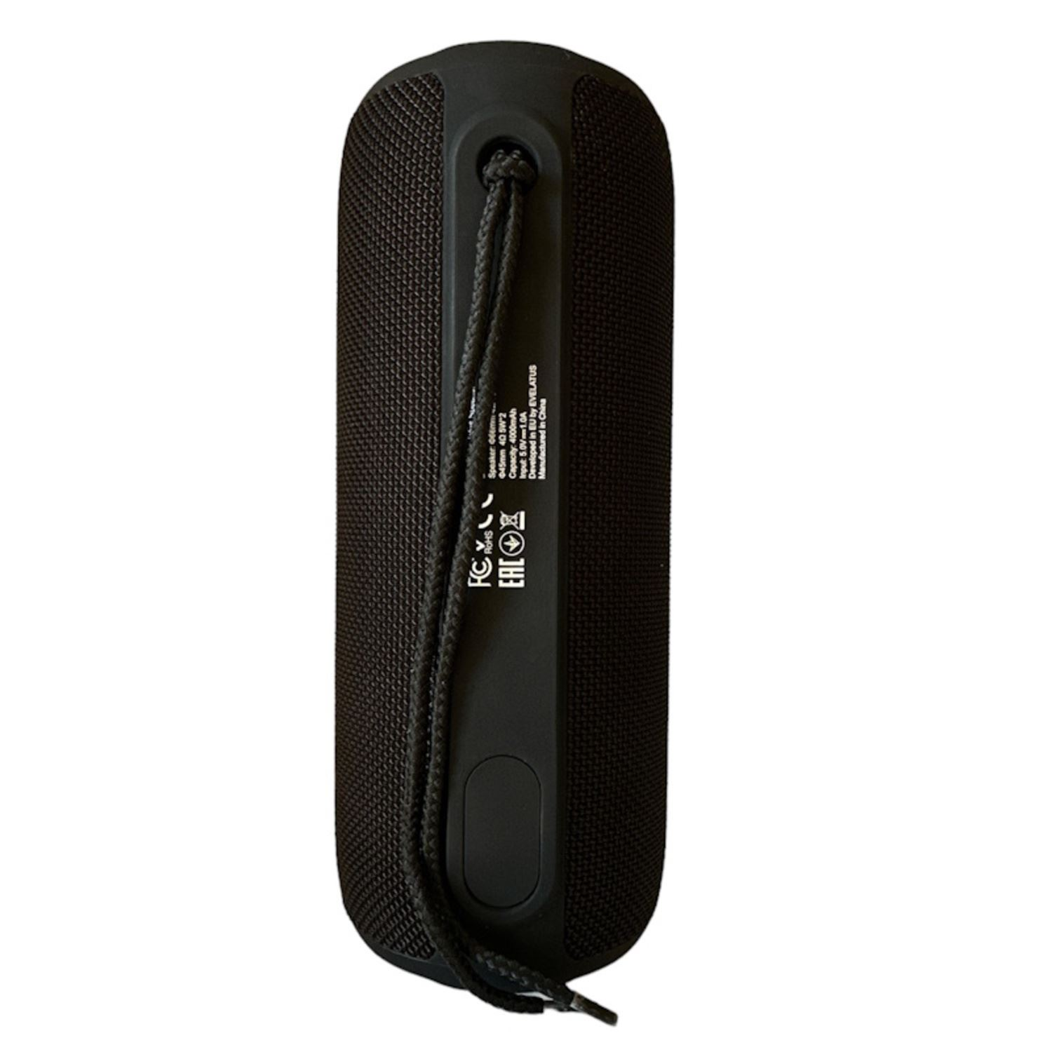 Altoparlante portatile nero con cordino. I dettagli sul retro includono specifiche e simboli normativi.