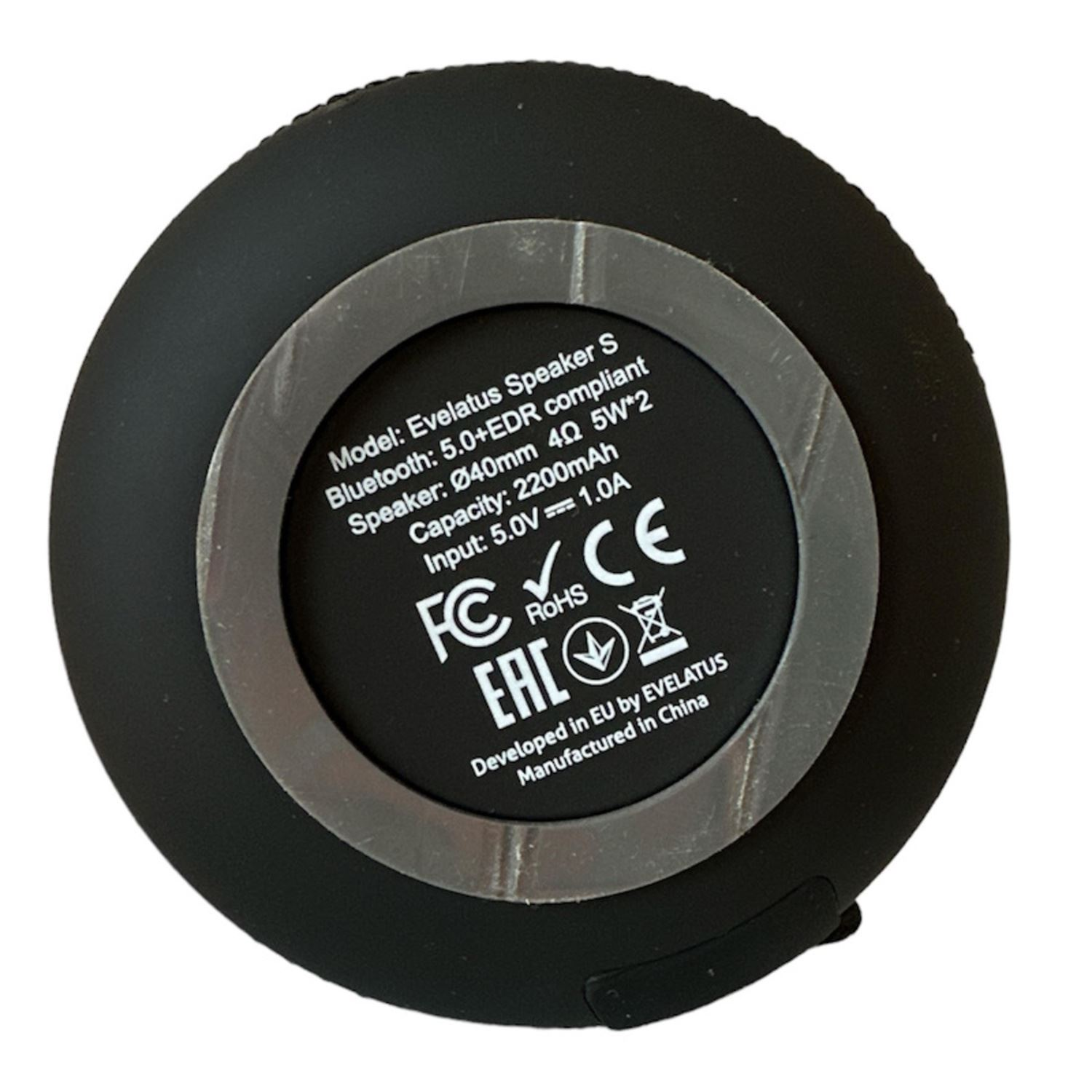 Altoparlante nero con specifiche stampate su un'etichetta circolare. Include modello, Bluetooth, dimensioni dell'altoparlante, capacità e dettagli di ingresso.