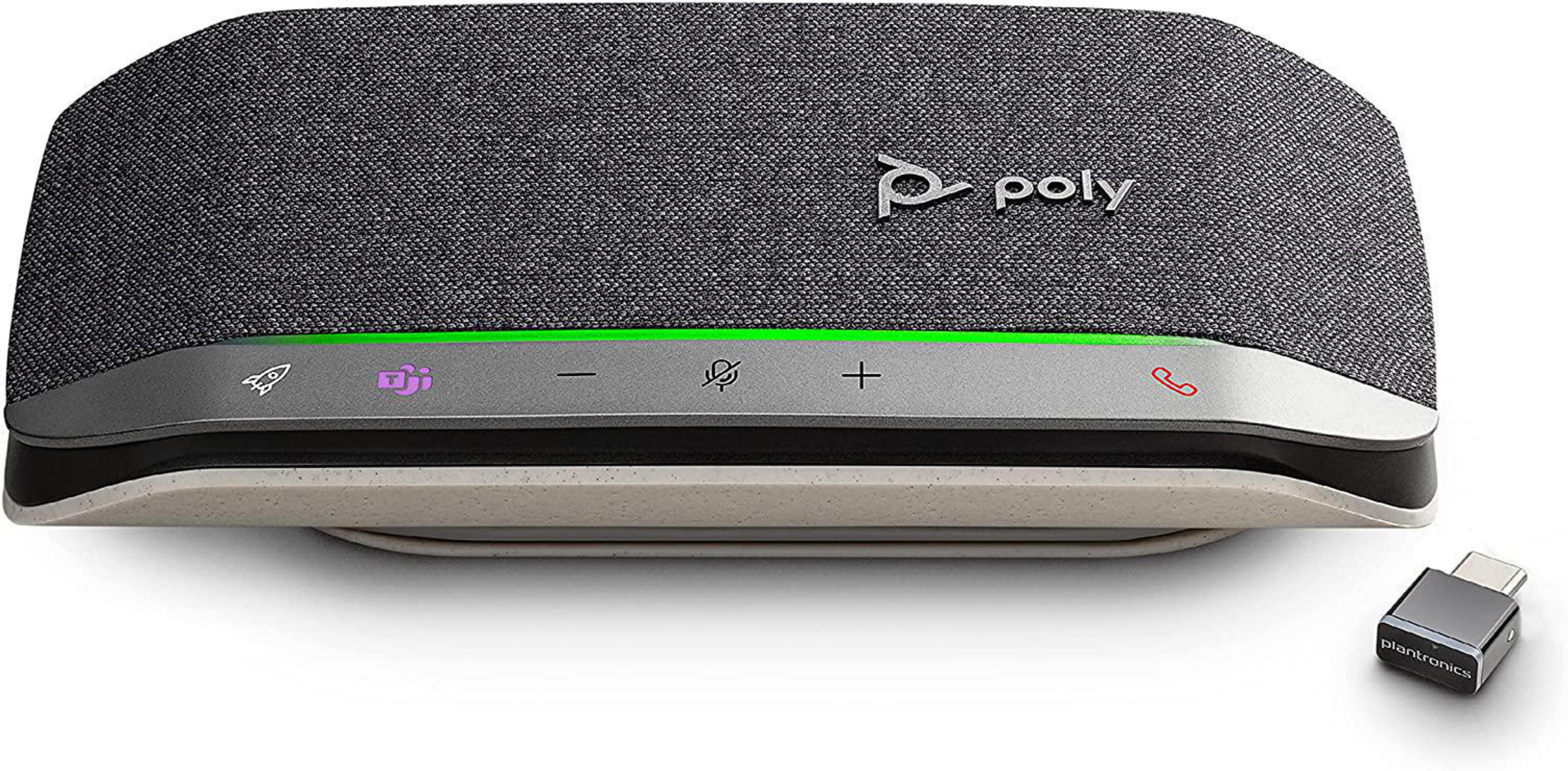 Un vivavoce Poly con pulsanti di controllo e un dongle USB. L'altoparlante è grigio con una luce verde, il dongle è nero.