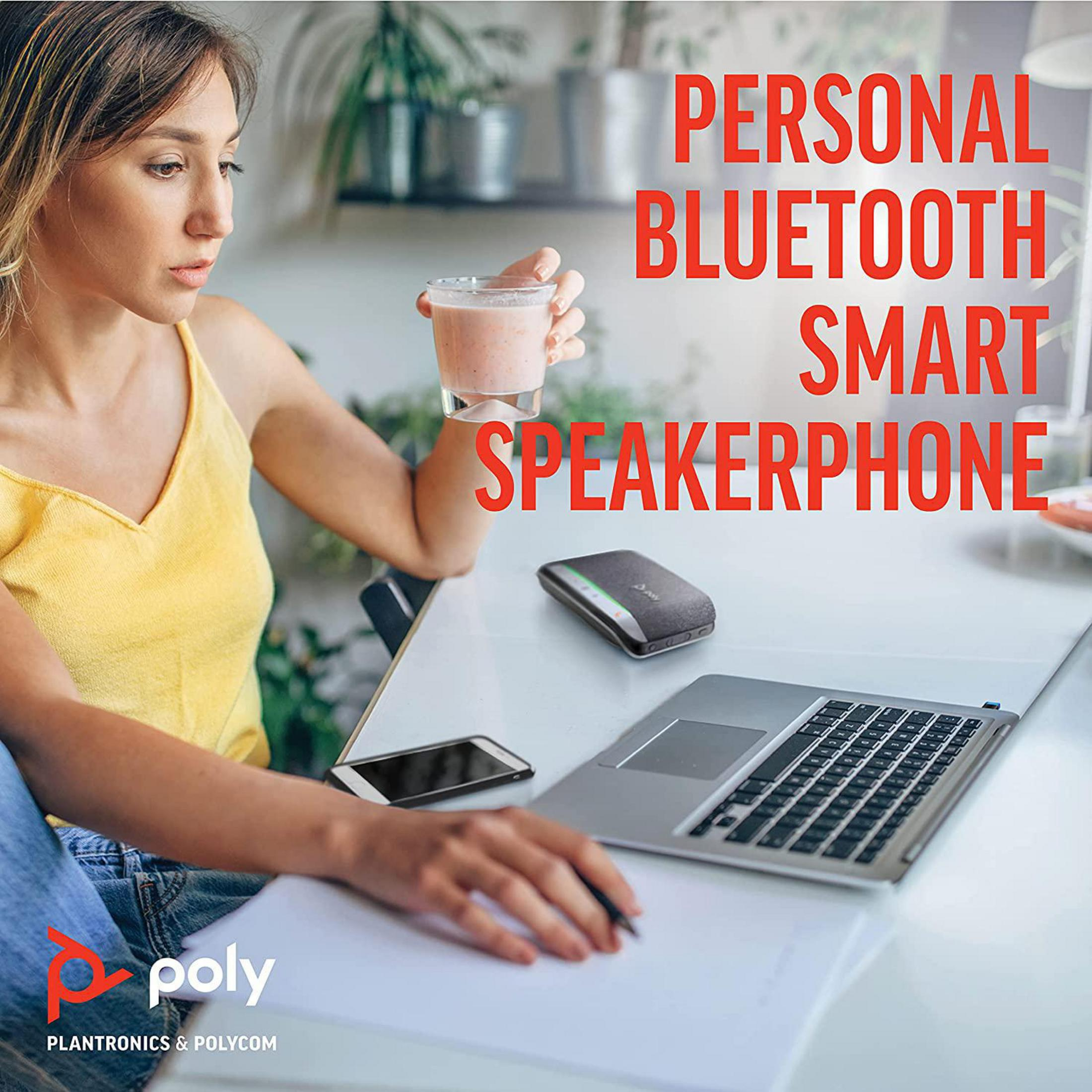Una donna tiene in mano un drink, vicino a un laptop, un vivavoce e un telefono. Testo: PERSONAL BLUETOOTH SMART SPEAKERPHONE. Logo: Plantronics & Polycom.