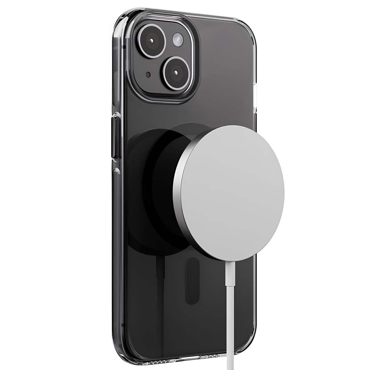 Un telefono con una custodia trasparente e un caricatore magnetico argentato collegato. Il telefono ha due fotocamere. Un cavo bianco è collegato.