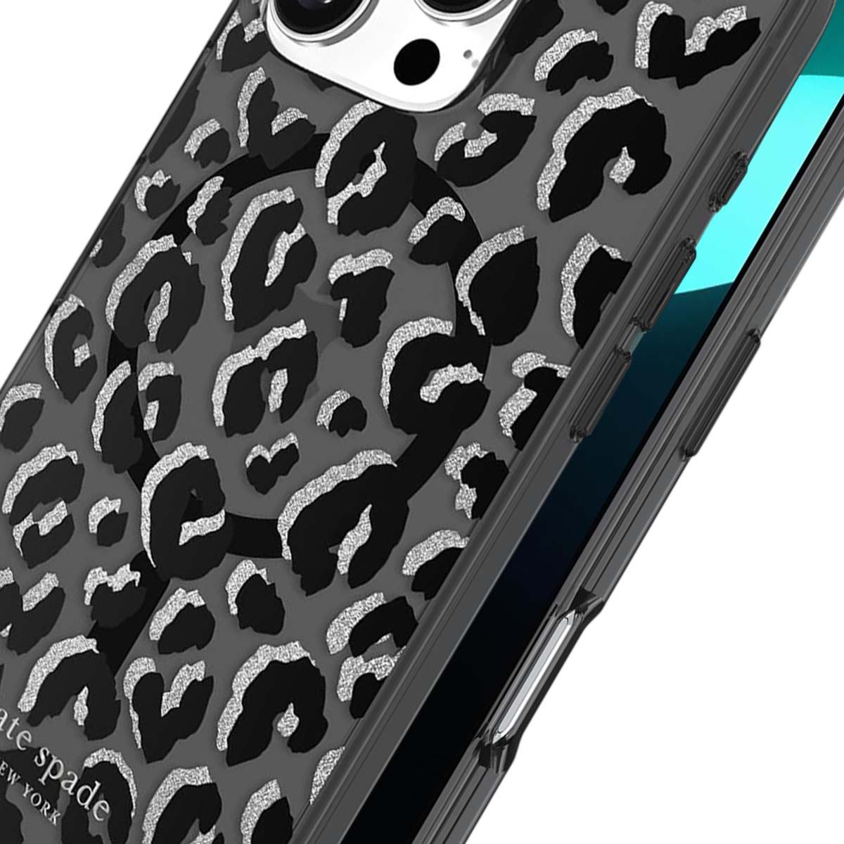 È mostrata una custodia per telefono con un motivo leopardato. La custodia è nera e grigia con accenti glitterati argentati. Il logo Kate Spade è visibile.