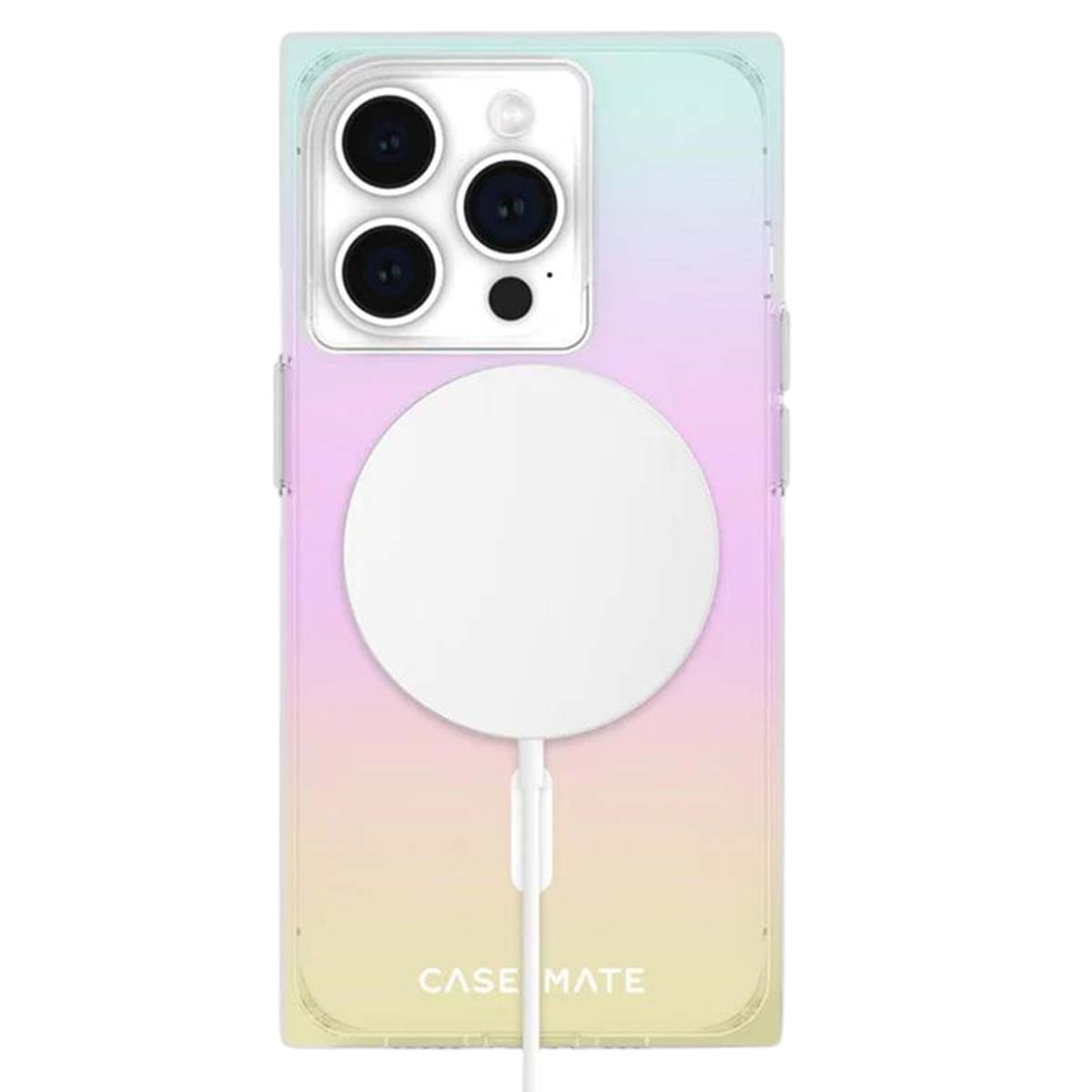 Un iPhone in una custodia Case Mate con un caricabatterie bianco. La custodia ha una sfumatura di colore. Le lenti della fotocamera sono visibili.