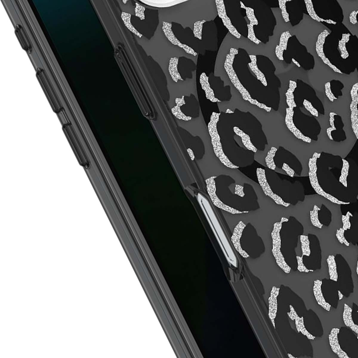 Primo piano di una custodia per telefono con un design maculato. Sono visibili macchie nere con accenti glitterati argentati.