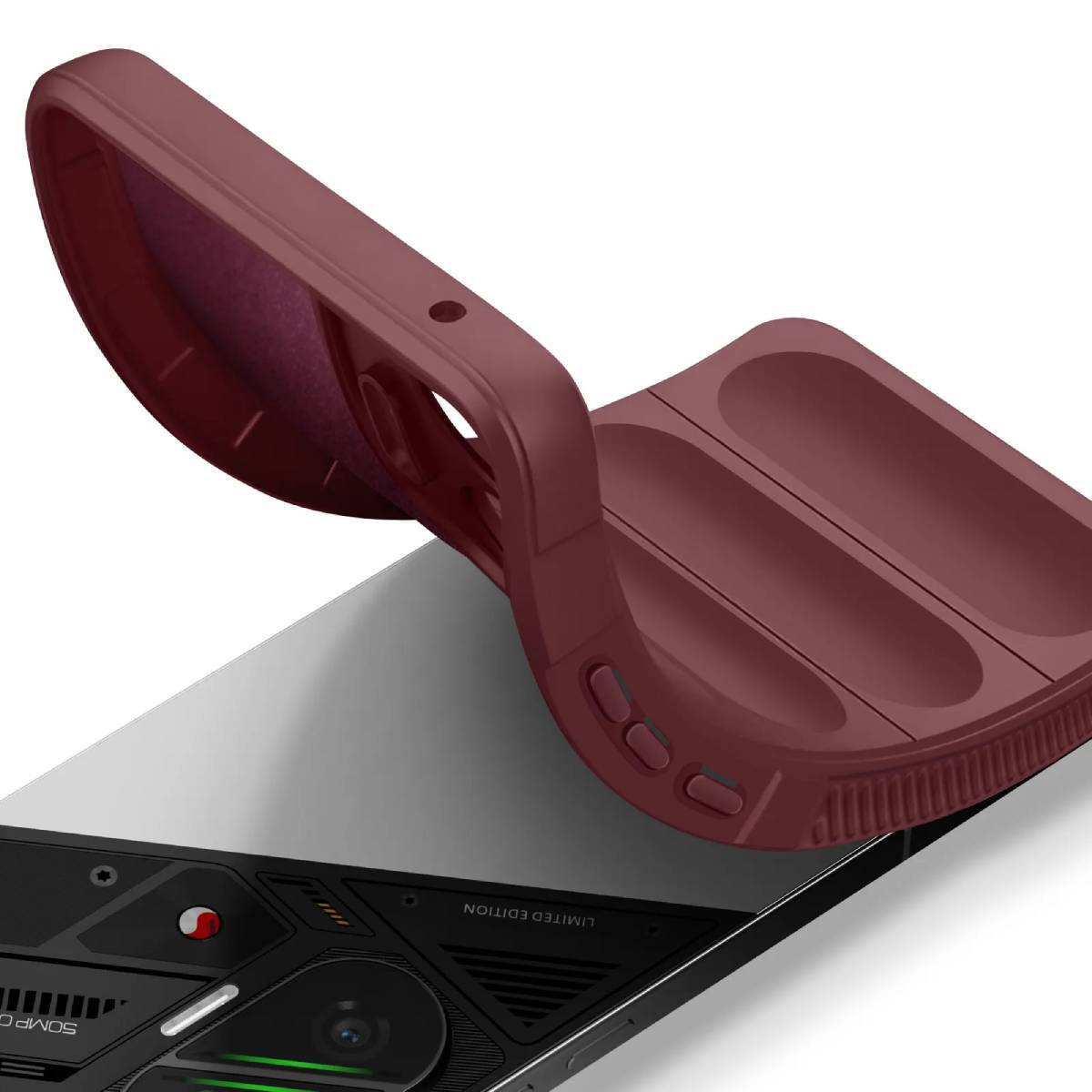 Una custodia bordeaux viene staccata da un telefono. Il telefono ha un design nero e argento, con la scritta Edizione Limitata.