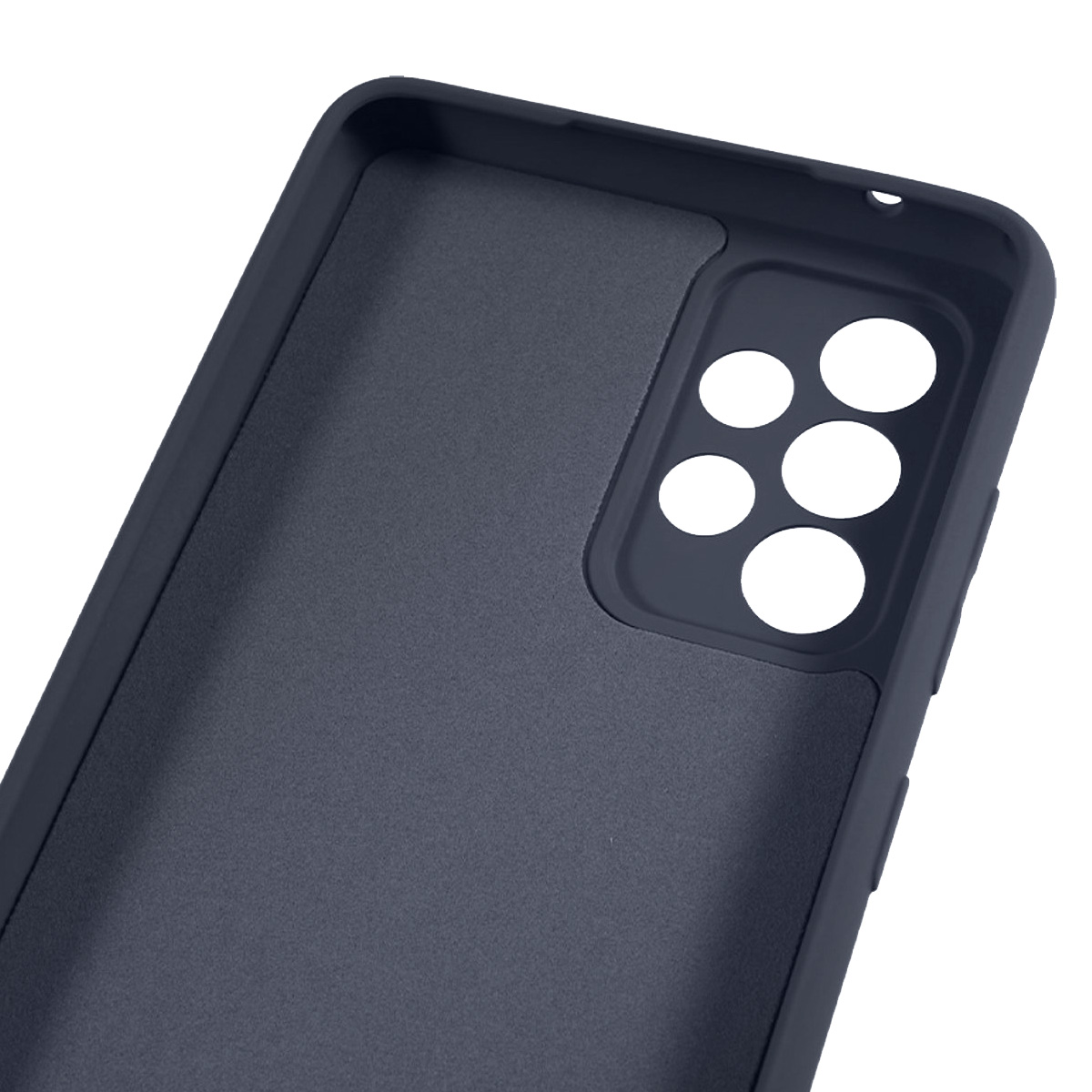 Primo piano di una custodia per telefono blu scuro. Ha un ritaglio per la fotocamera con cerchi bianchi e una superficie strutturata.