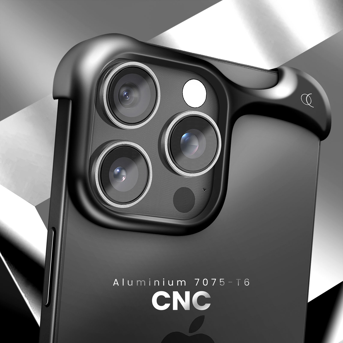 Nahaufnahme einer schwarzen Handyhülle mit drei Kameralinsen. Die Hülle hat ein metallisches Finish. Die Worte 'Aluminium 7075-T6 CNC' sind sichtbar.