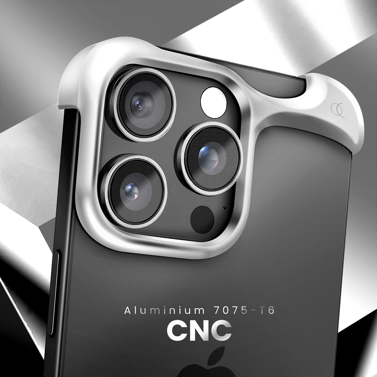 Nahaufnahme eines Smartphones mit metallischem Kameraschutz. Es hat drei Kameralinsen und einen silbernen Rahmen. Text: 'Aluminium 7075-T6 CNC'.