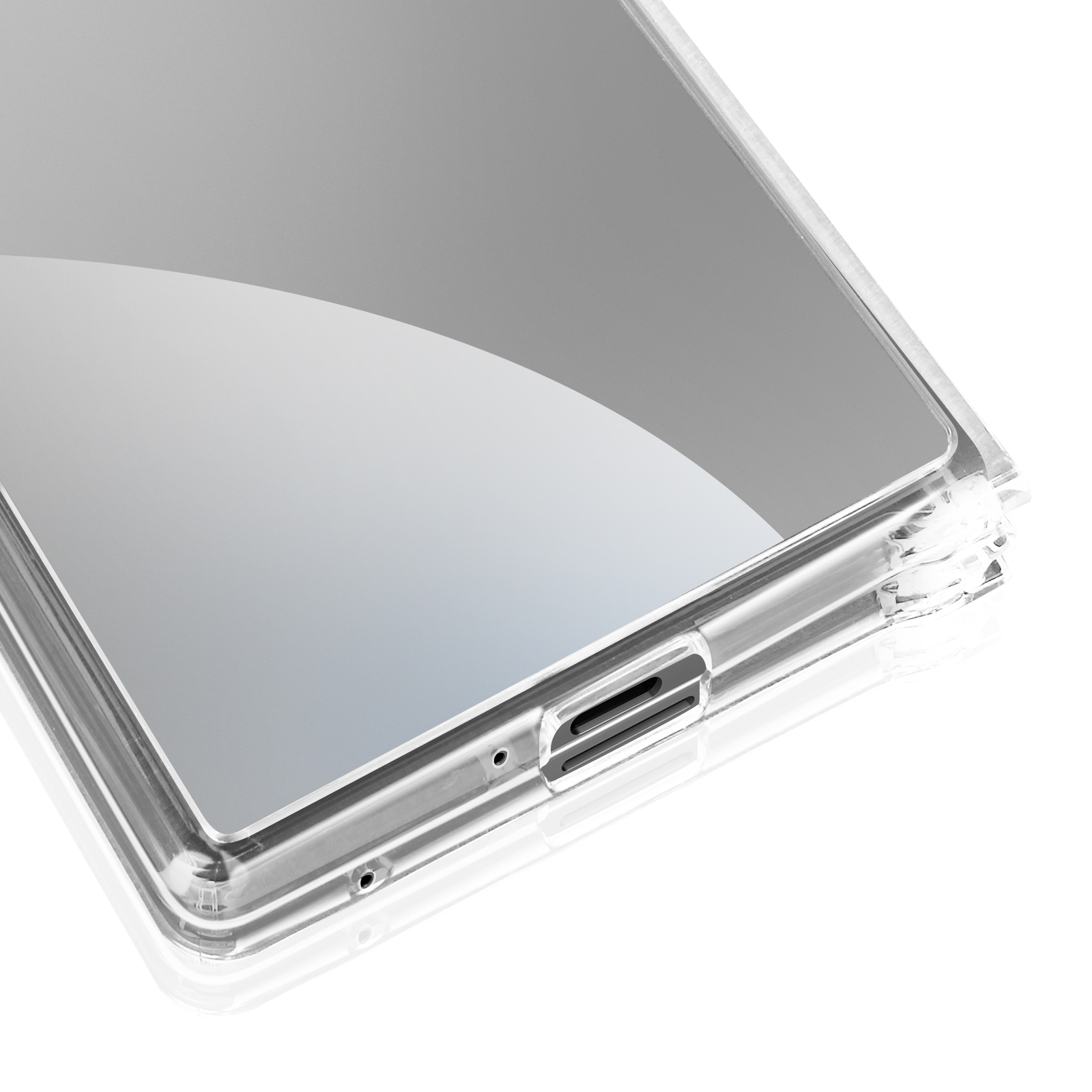 Una funda transparente para teléfono, reflejando la luz. Características del recorte de la cámara y puerto, con superficie brillante.