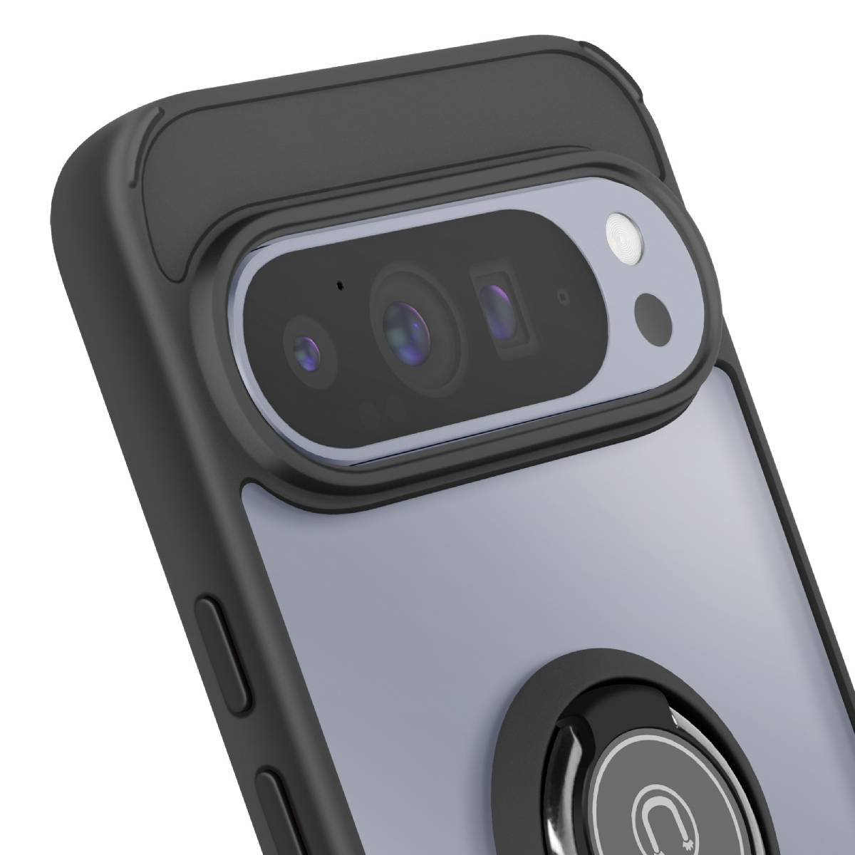 Gros plan sur un étui de téléphone avec la zone de l'objectif de l'appareil photo. L'étui est noir, avec un dos transparent. Il y a un support d'anneau en bas.
