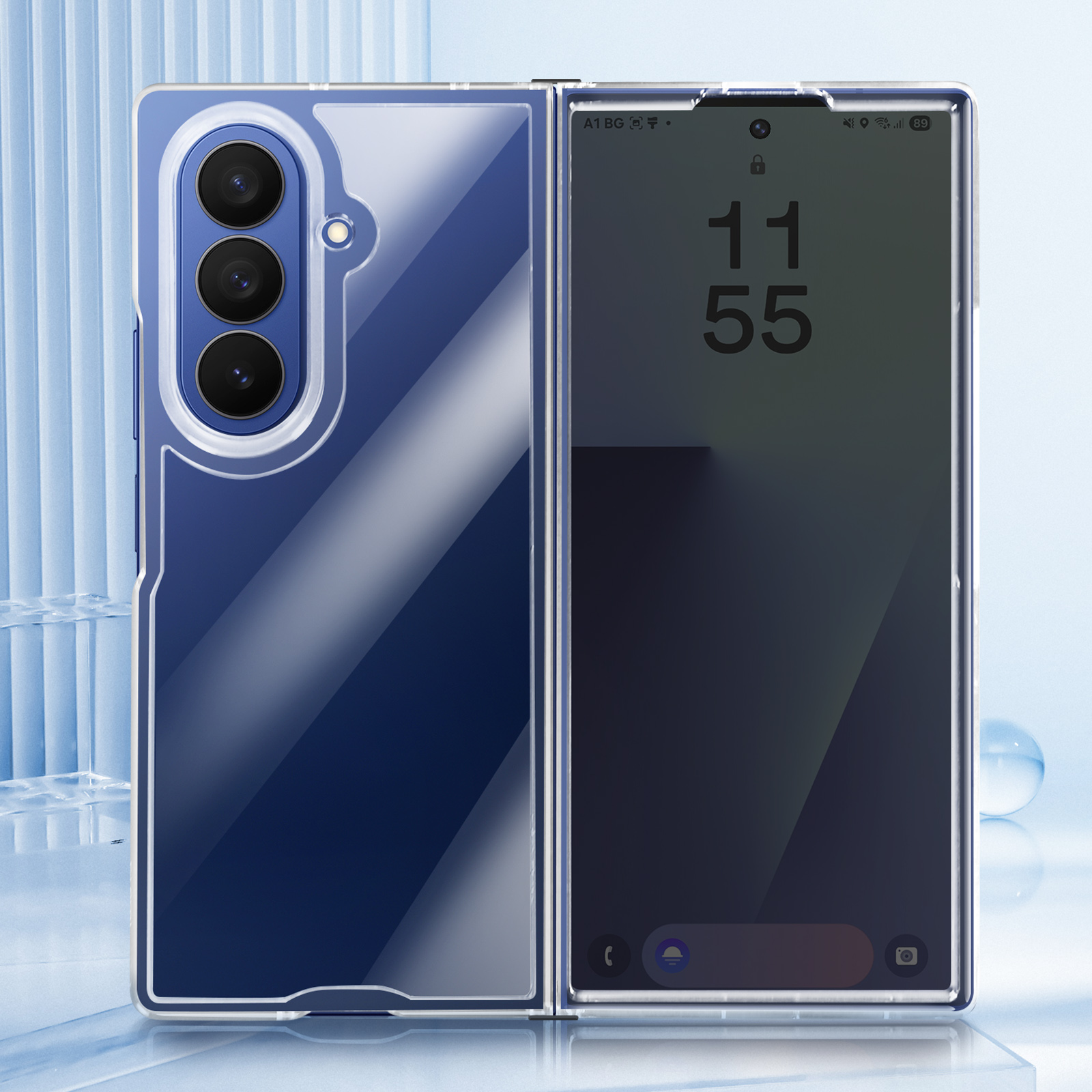 Un telefono pieghevole in una custodia trasparente. Lo schermo mostra le 11:55. Il telefono è su una superficie blu chiaro strutturata.