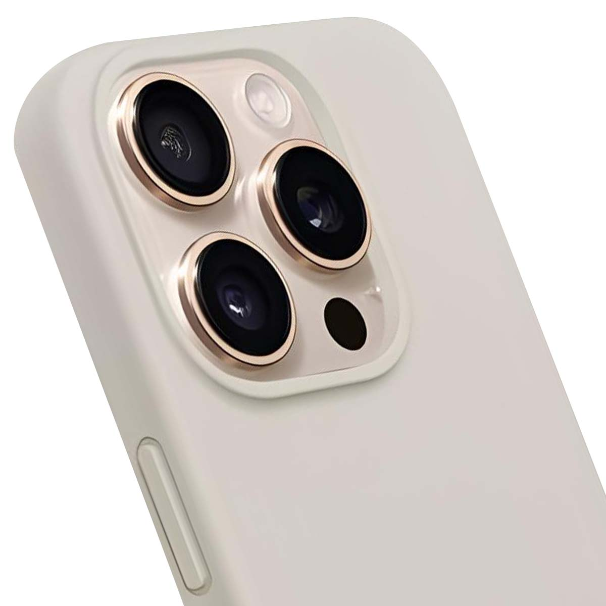 Primo piano di un gruppo di fotocamere per smartphone, con tre obiettivi con anelli dorati, un flash e un punto nero su una custodia bianca.