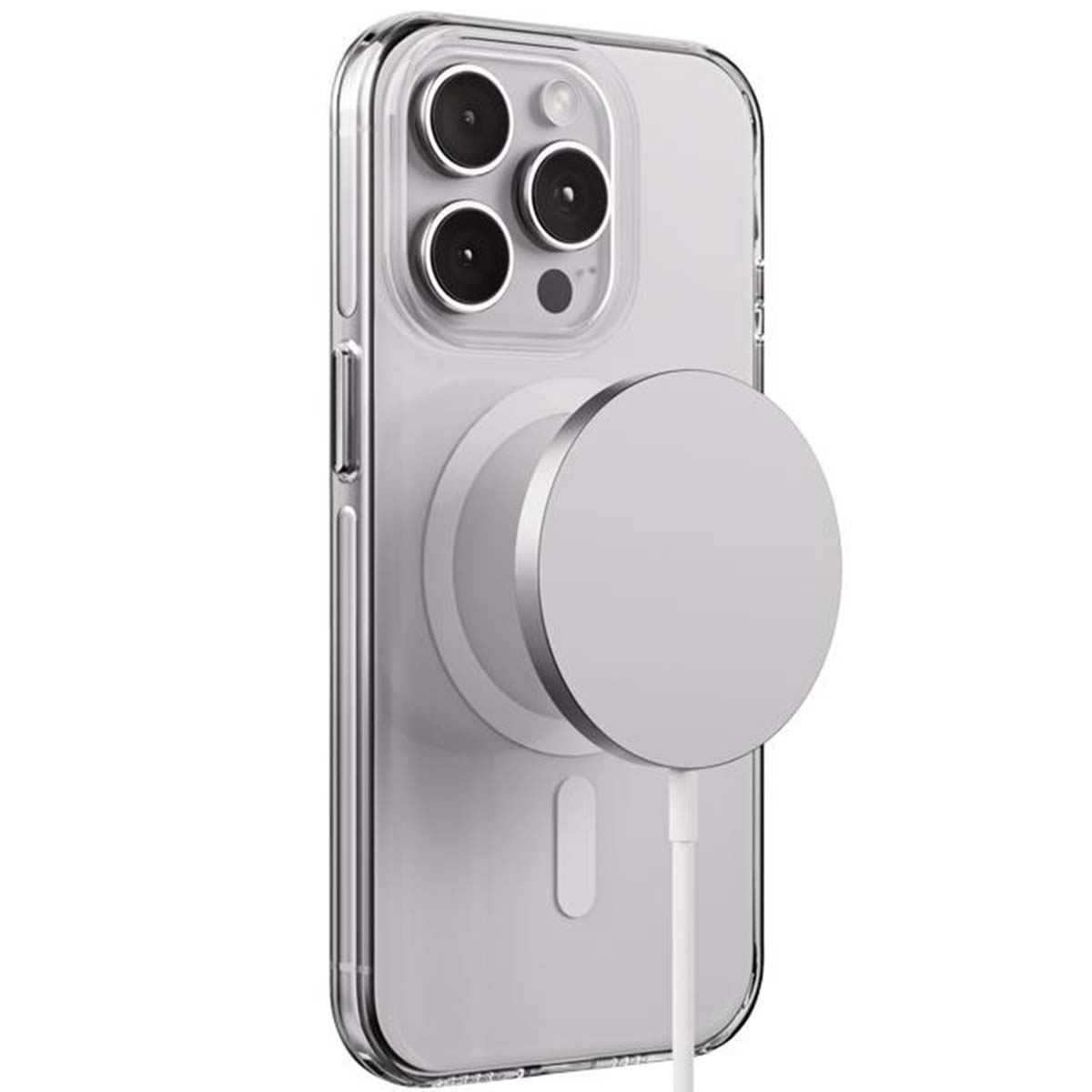 Una custodia trasparente per telefono con un caricabatterie MagSafe argentato collegato. Il telefono ha tre obiettivi. È collegato un cavo bianco.