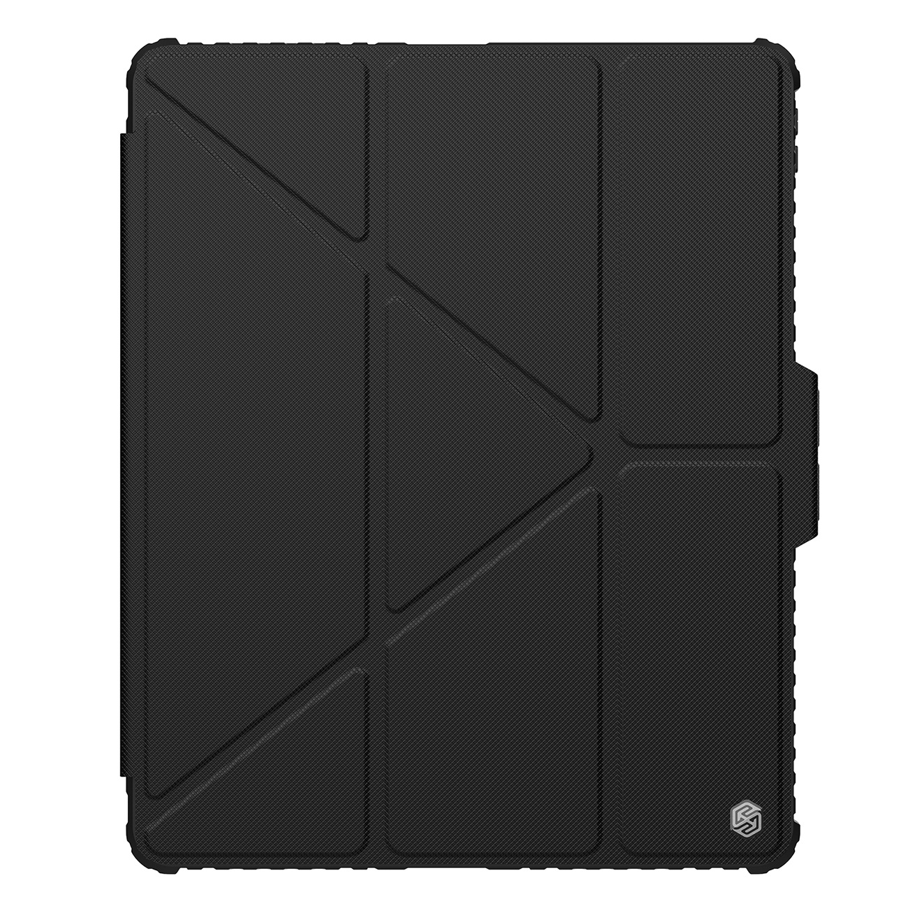 Viene mostrata una custodia nera per tablet, chiusa. Ha una superficie strutturata con un design geometrico. La custodia è rettangolare con un piccolo logo.