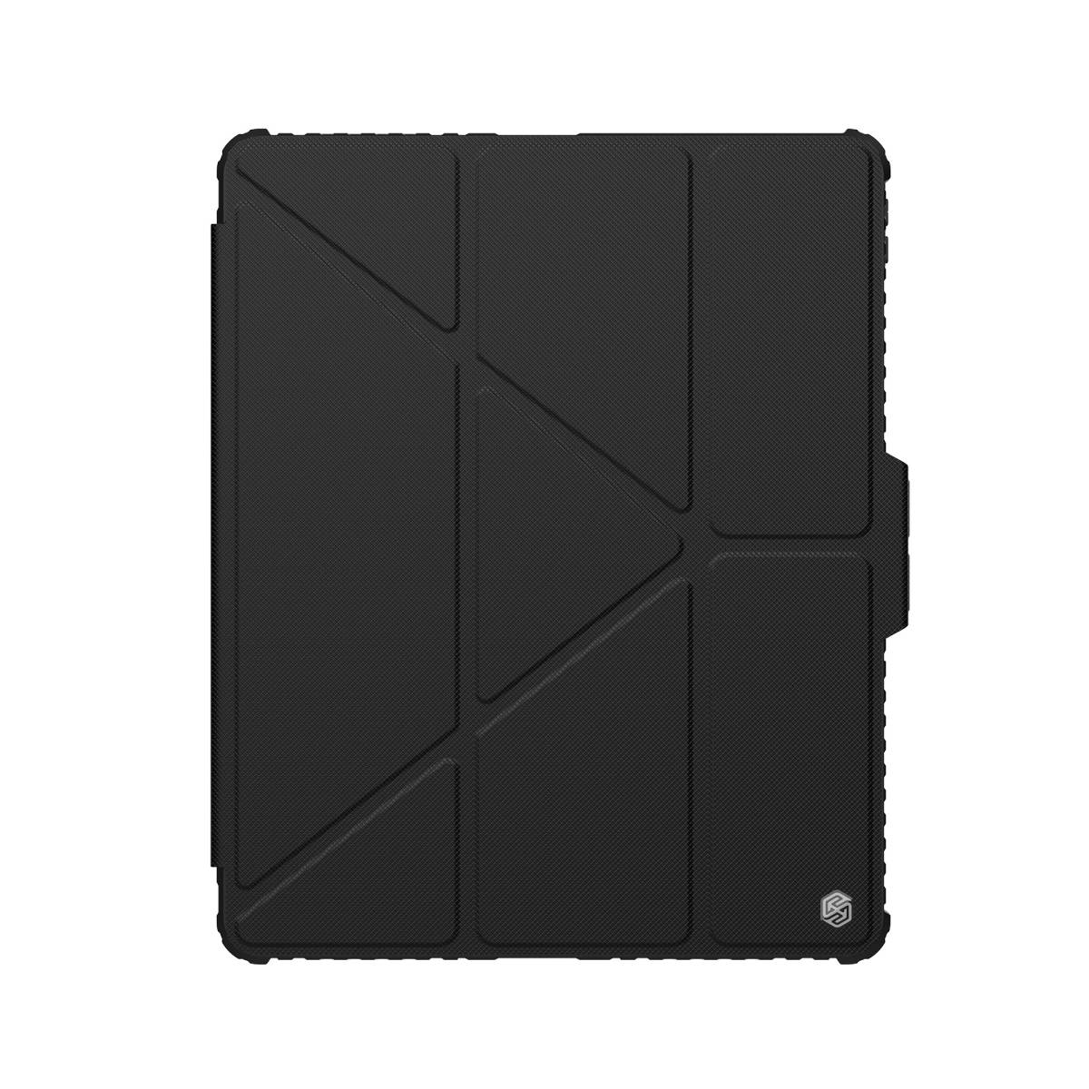Una custodia nera per tablet. La custodia è piegata, mostrando molteplici forme geometriche strutturate. Un logo è in basso a destra.