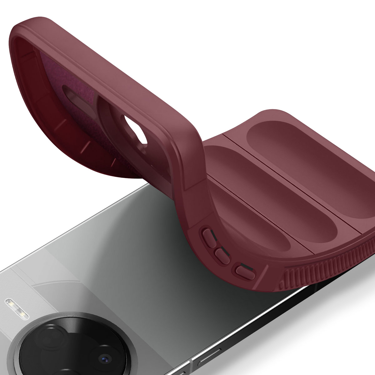 Una custodia bordeaux per telefono è parzialmente aperta sopra un telefono. La custodia ha un foro e scanalature. Il telefono ha una fotocamera e un flash.