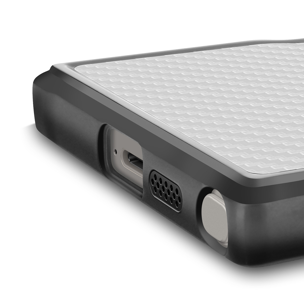 Gros plan d'une coque de téléphone noire avec une partie supérieure blanche texturée. Comprend un port, des trous de haut-parleur et un bouton sur une surface blanche.