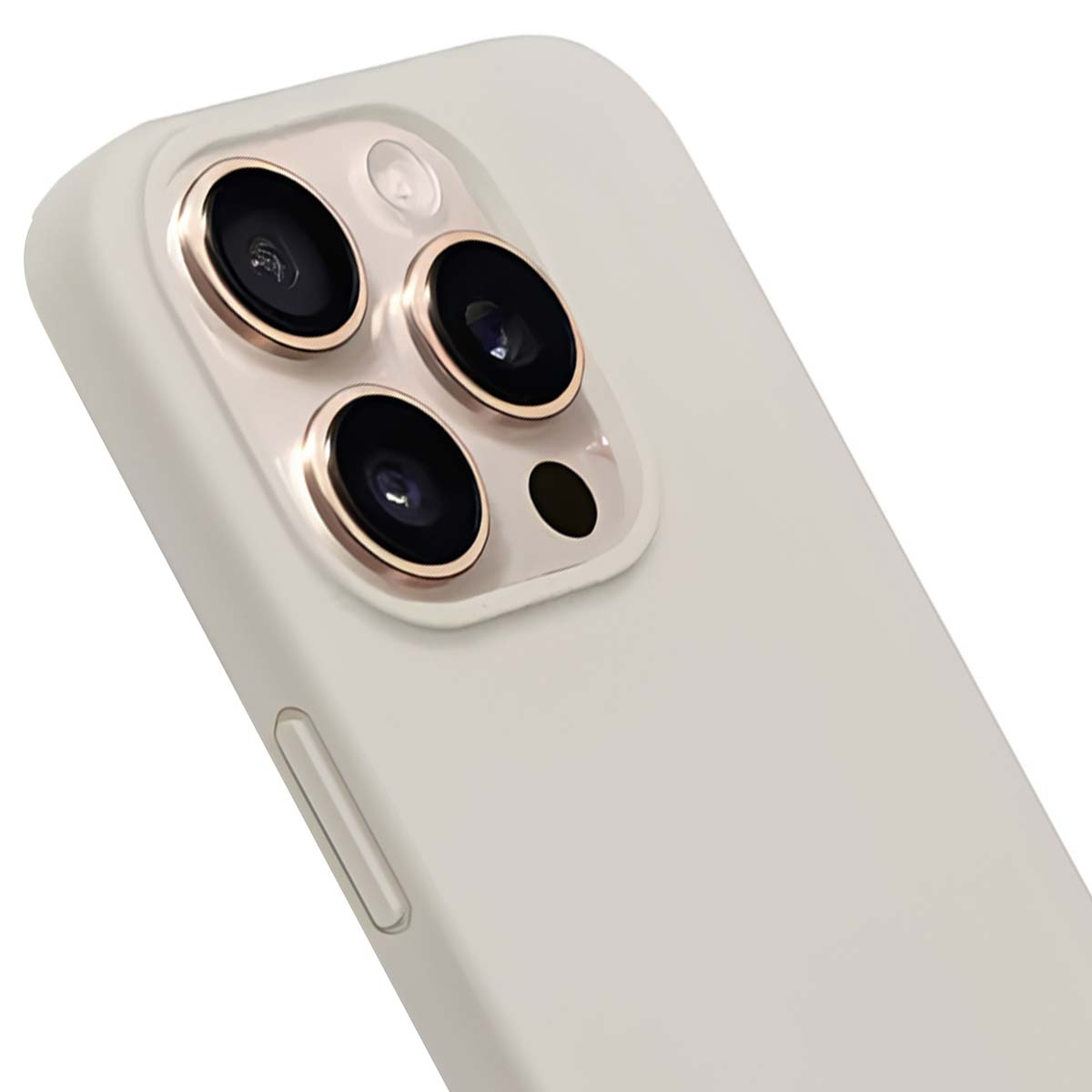 Primo piano di una custodia per telefono grigio chiaro con tre obiettivi della fotocamera con bordi dorati. Un piccolo punto nero e un pulsante sono visibili.
