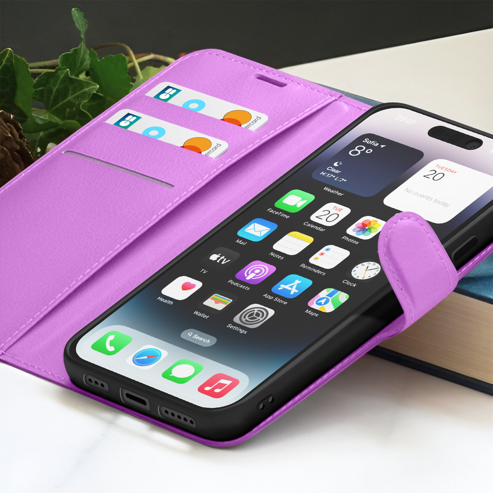 Een smartphone in een paarse hoes is open. Er zitten kaarten in het portemonnee gedeelte. Het scherm toont apps en het weer.