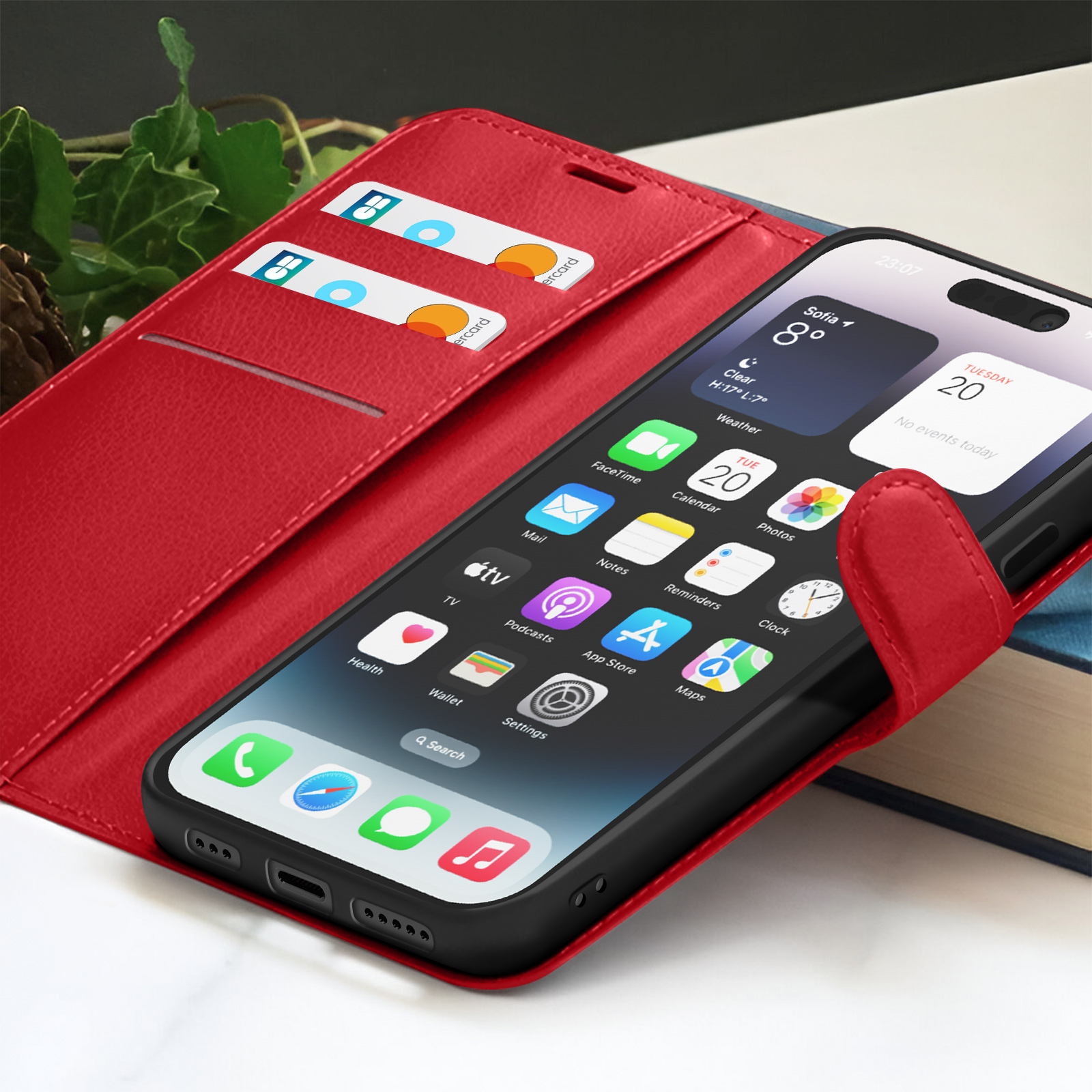 iPhone in rode leren hoes. Scherm toont apps en weerinfo. Creditcards in de kaartsleuven.
