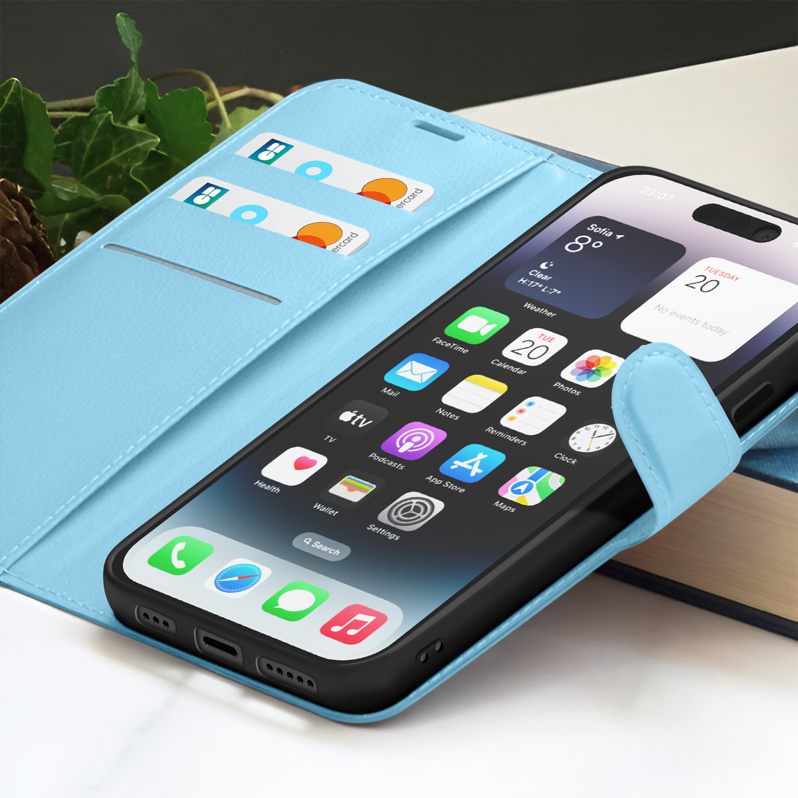 Un smartphone dans un étui bleu, affichant des icônes d'applications. Deux cartes de crédit sont dans l'étui. L'écran affiche les informations météo et calendrier.