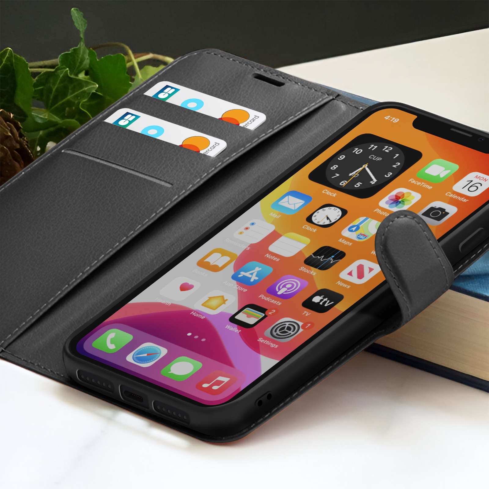 Een iPhone in een zwarte hoes, in een portemonnee. Creditcards zitten in de sleuven van de portemonnee. Het scherm toont apps.