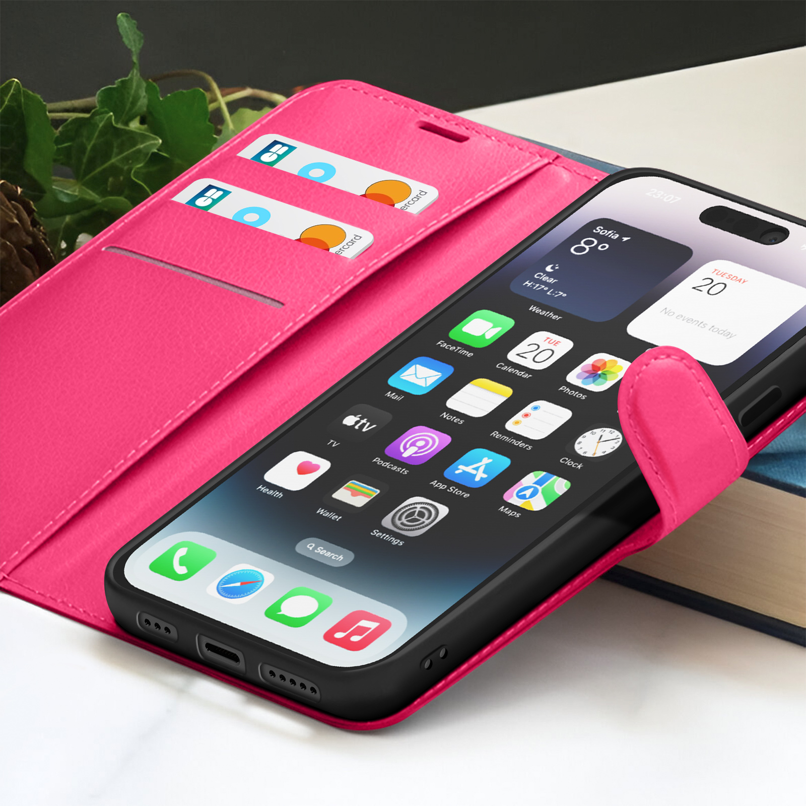 Een roze telefoonhoesje met een zwarte iPhone toont apps. Twee creditcards zitten in de hoes. De weer-app toont 8 graden.