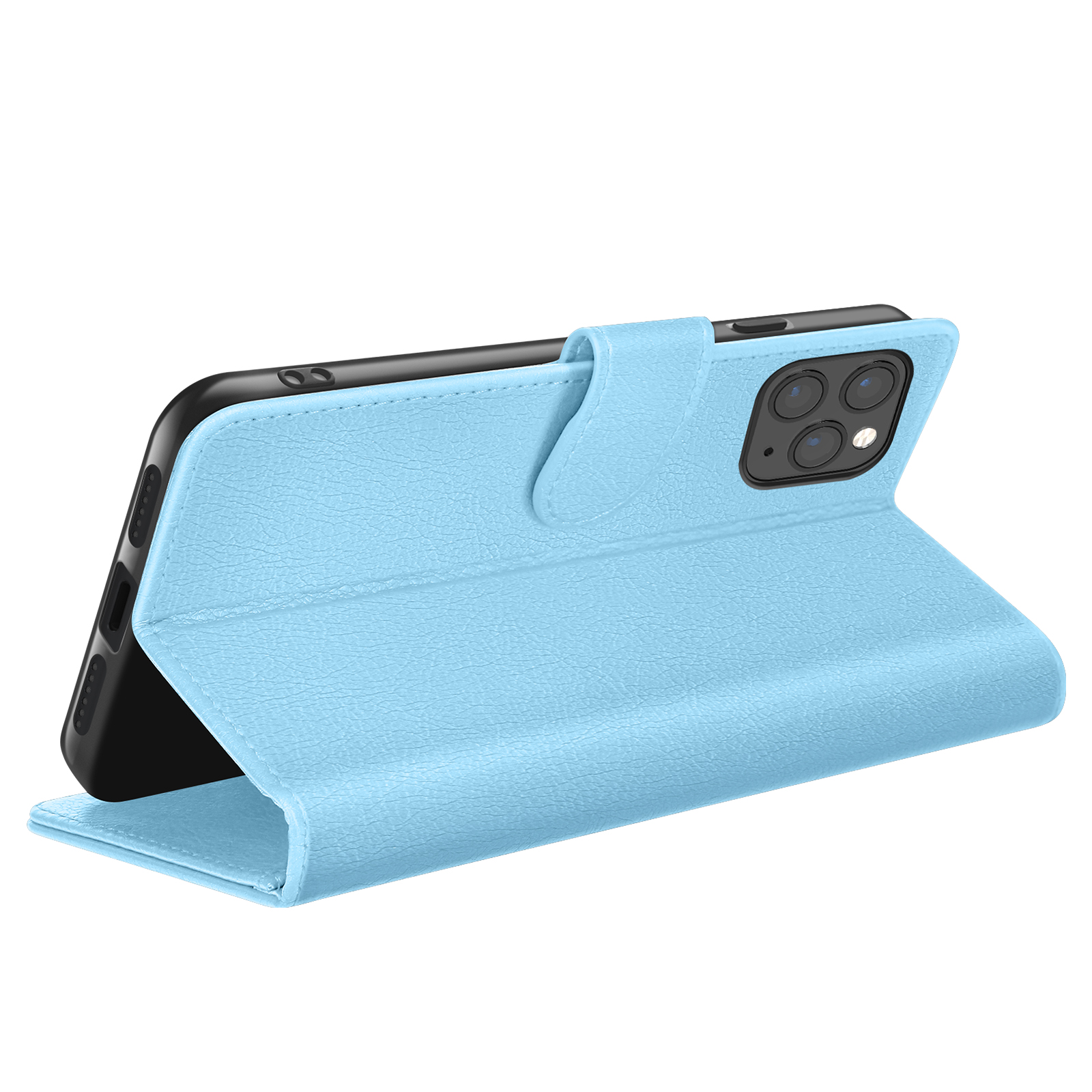 Un étui de téléphone en cuir bleu clair protège un smartphone noir. L'étui est ouvert, révélant le téléphone et sa caméra à trois objectifs.