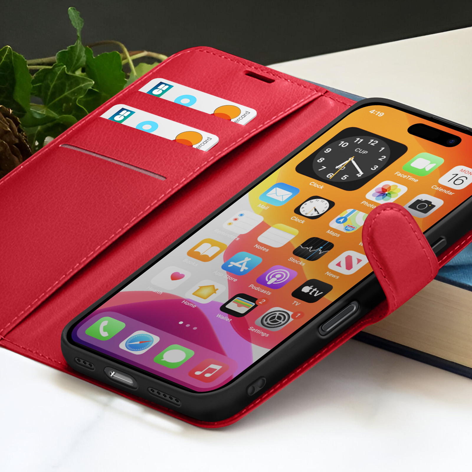 Een rode telefoonhoes met een telefoon waarop app-pictogrammen worden weergegeven. Creditcards in een sleuf. De telefoon toont tijd en datum.