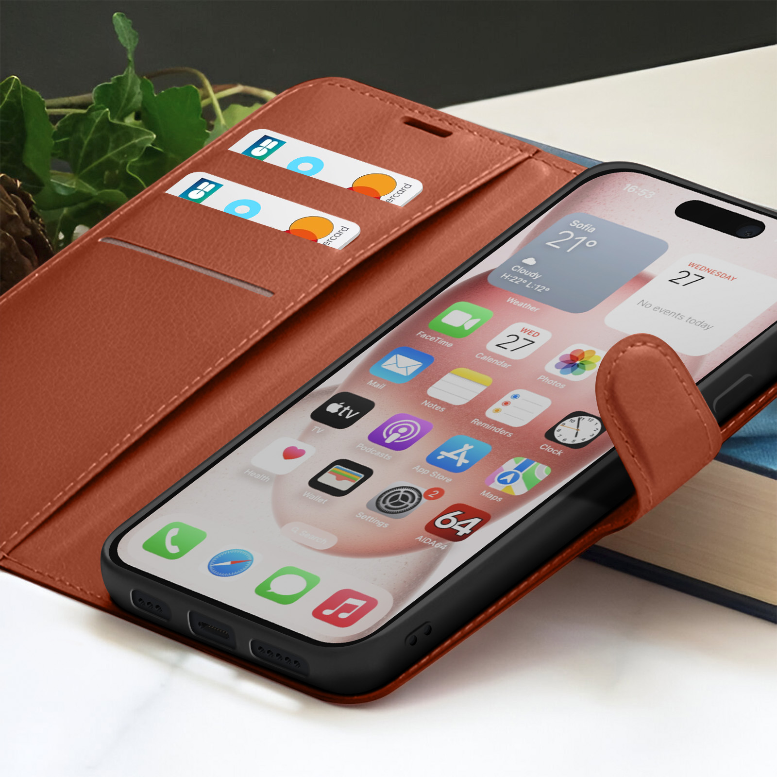 Un téléphone dans un étui en cuir marron affiche la météo et les applications. Deux cartes dans une fente.