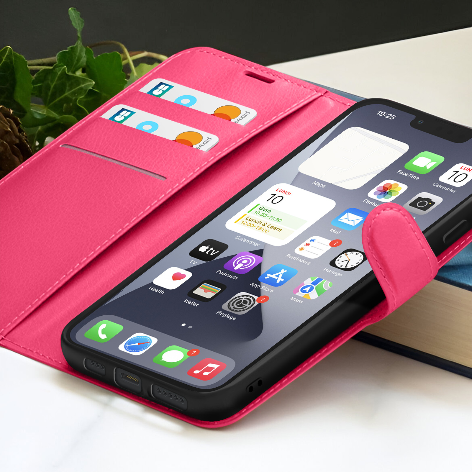 Smartphone in roze hoes. Scherm toont apps en datum. Creditcards zijn zichtbaar in een gleuf.