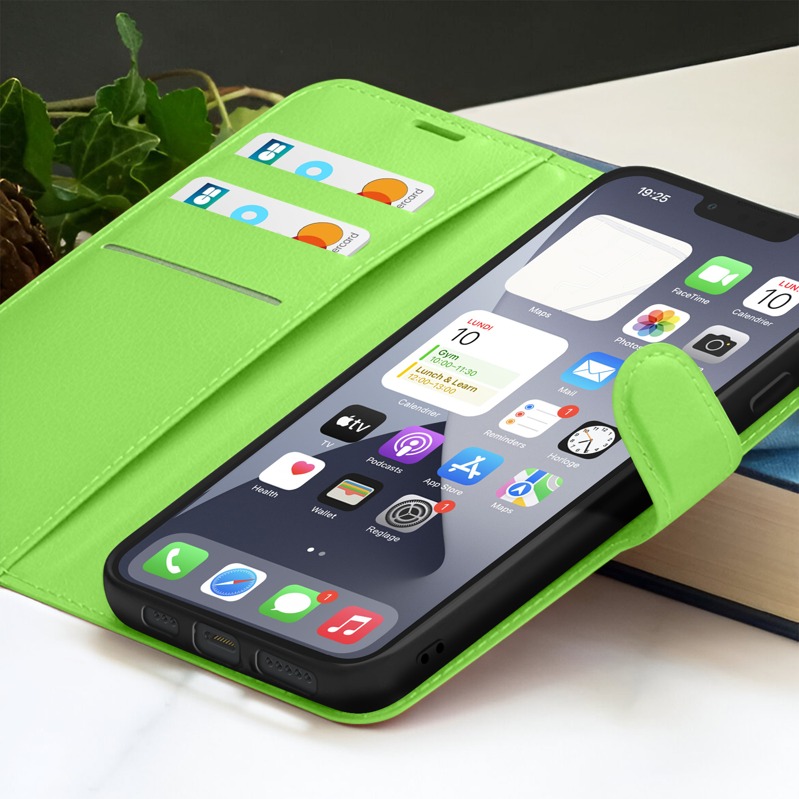 iPhone in een groene hoes, met apps. Kaarten zichtbaar in de hoes. De tijd is 19:25. De achtergrond is wazig.