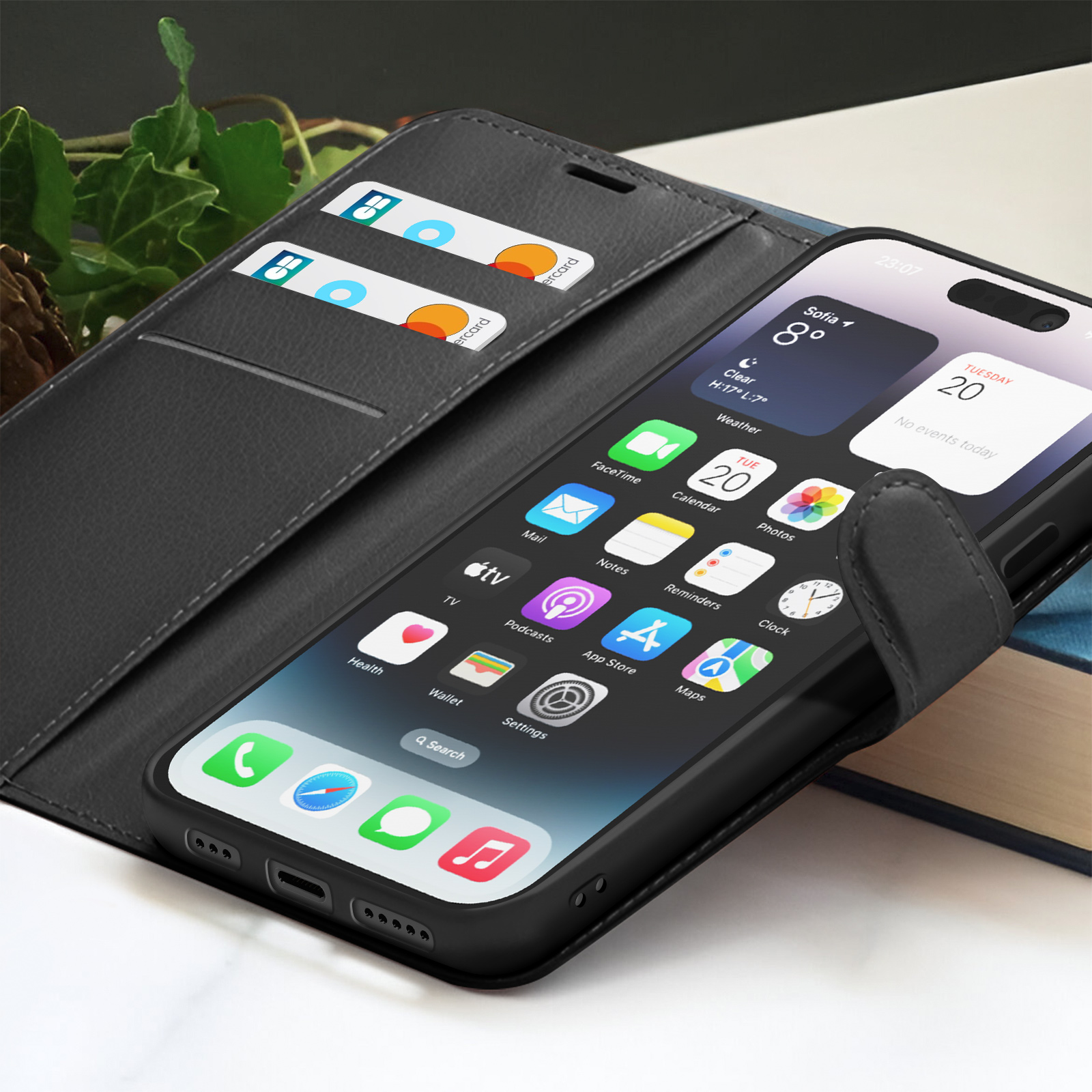 Un téléphone dans un étui noir est ouvert, affichant l'écran. Cartes de crédit dans l'étui. L'application météo affiche 8 degrés. Il y a des icônes sur l'écran.