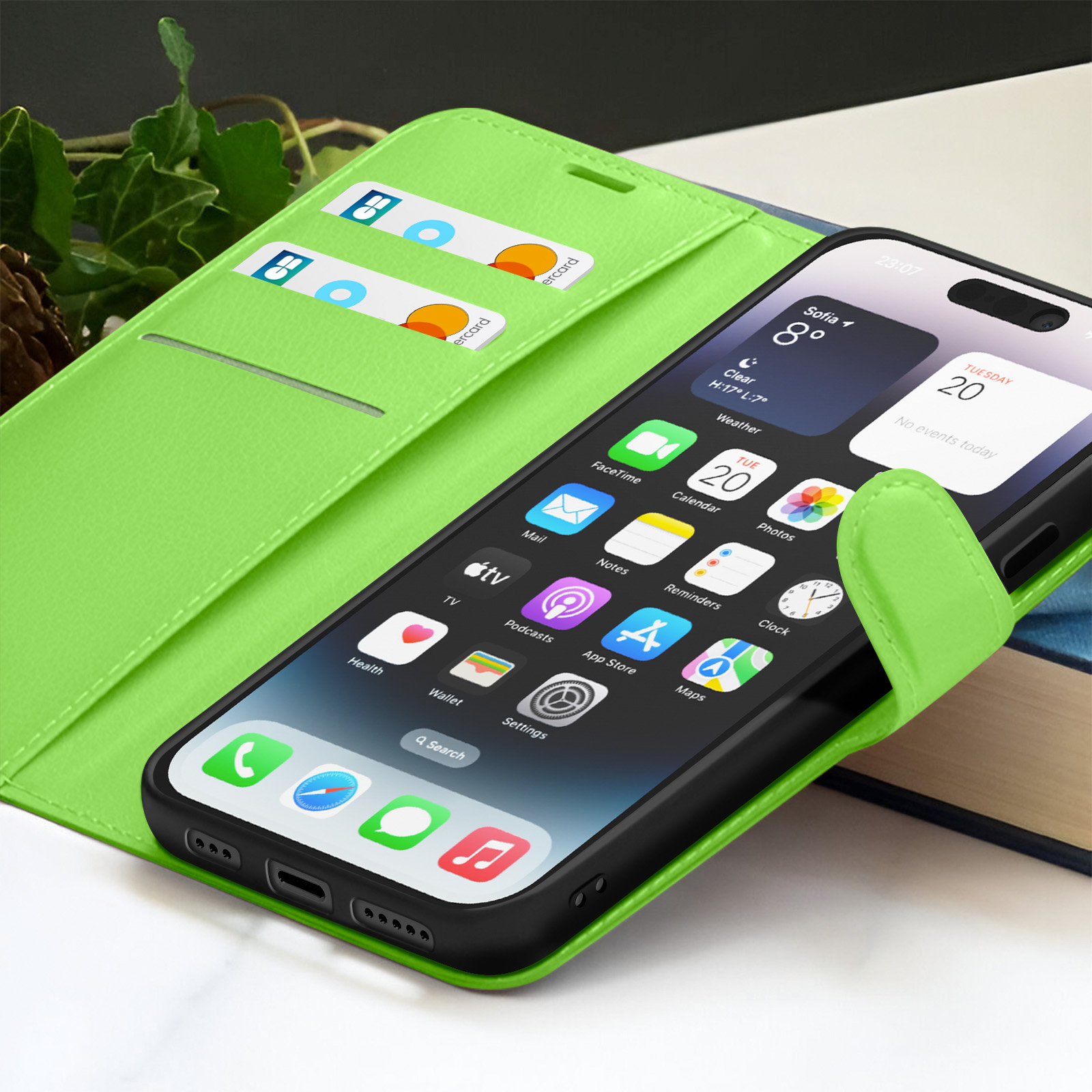 Groene telefoonhoes met een telefoon met apps. Creditcards zitten in de hoes. Het scherm toont weer en agenda.