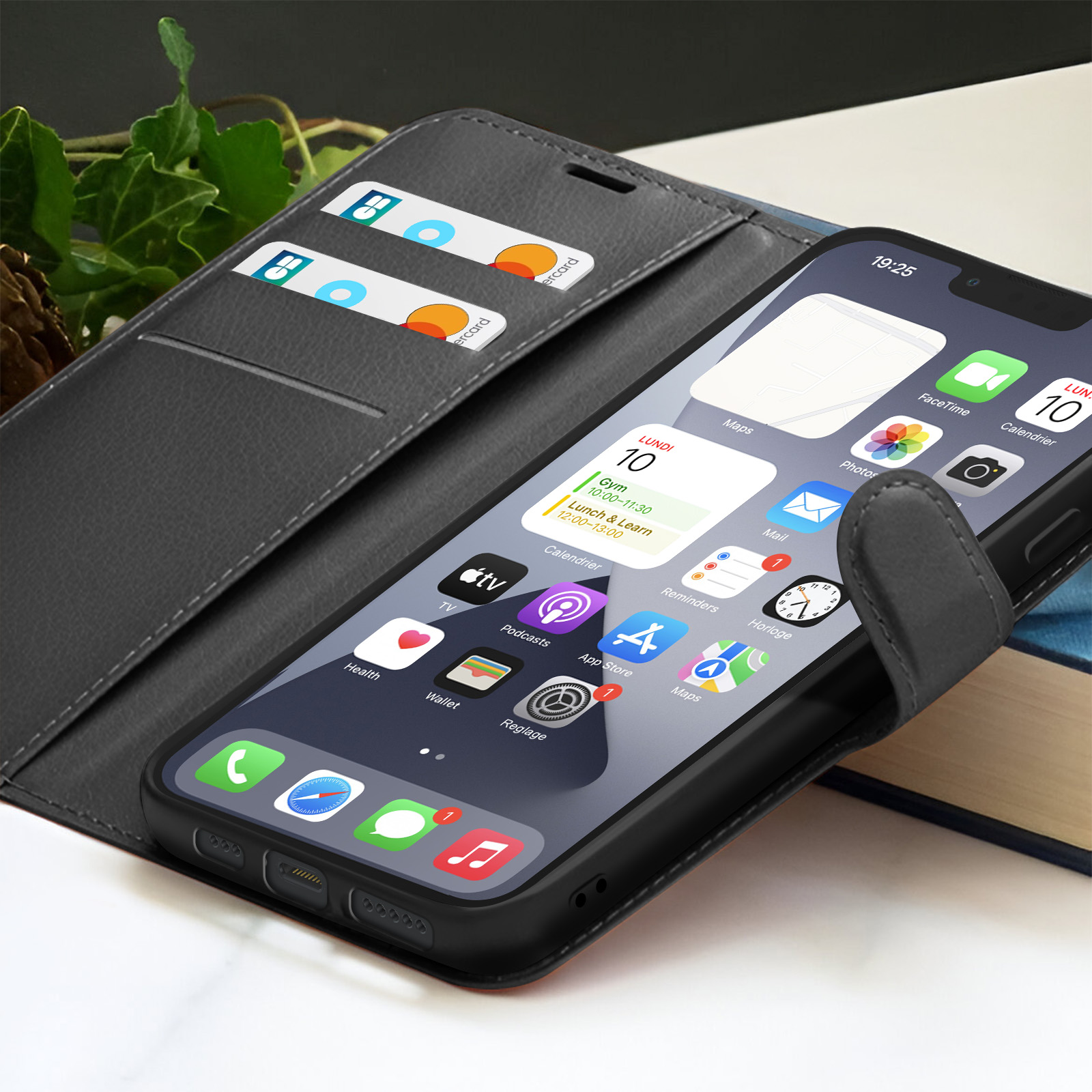 Een iPhone in een zwarte hoes geeft apps weer. Er zitten creditcards in de hoes. De achtergrond is wazig.