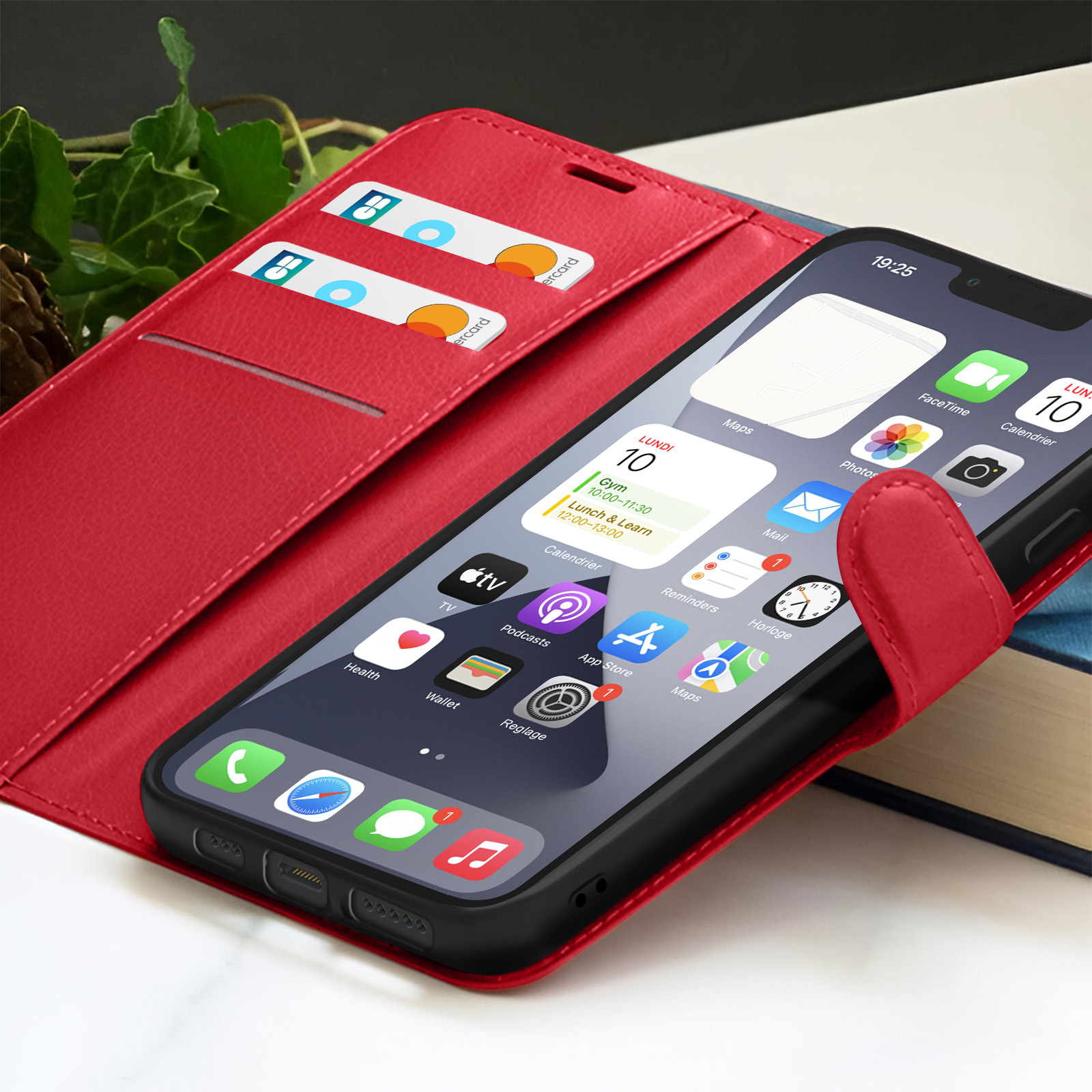 Een rode telefoonhoes met een smartphone met app-iconen. Creditcards zijn zichtbaar in de hoes.