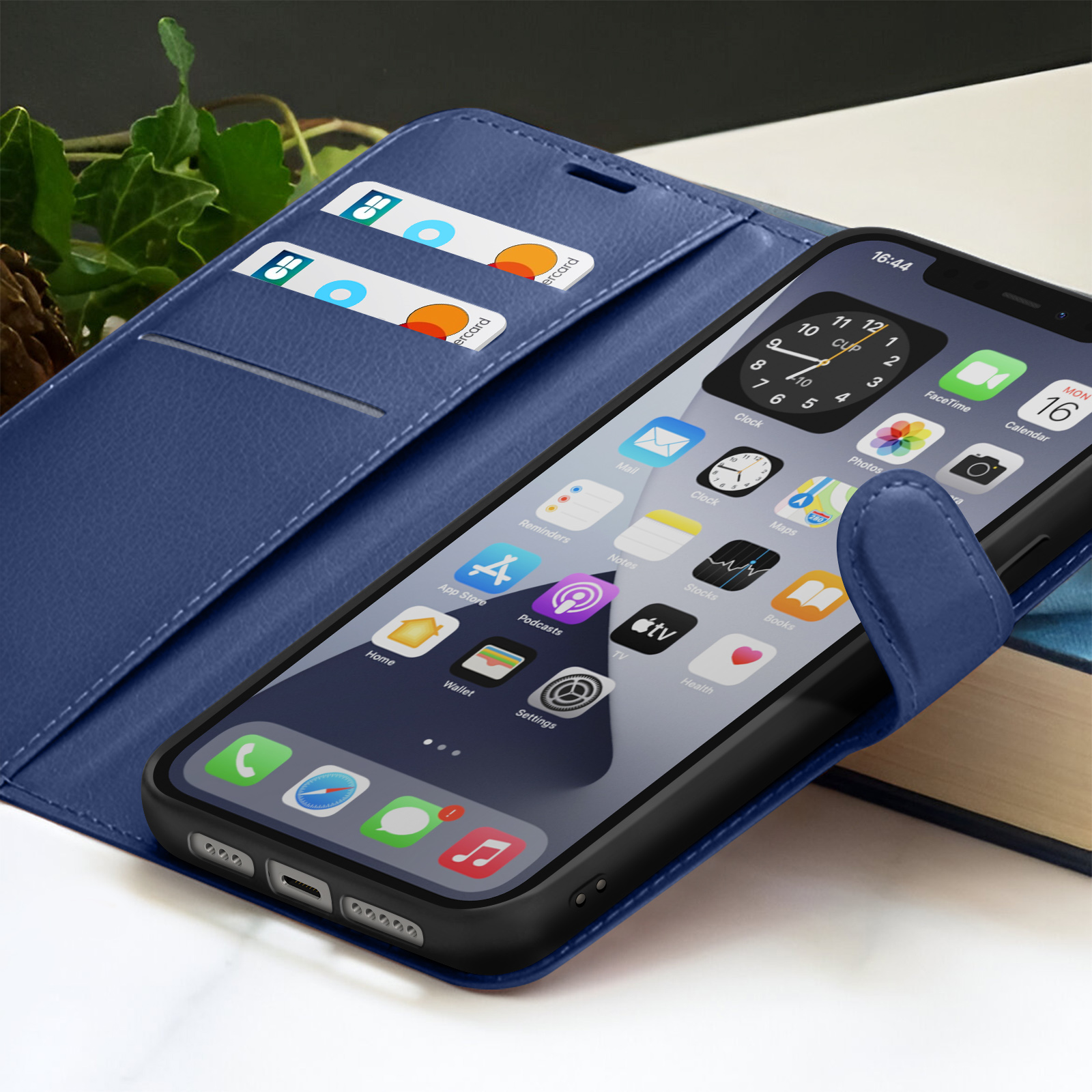 Un smartphone avec une application horloge sur l'écran, dans un étui en cuir bleu. Cartes de crédit dans une poche.