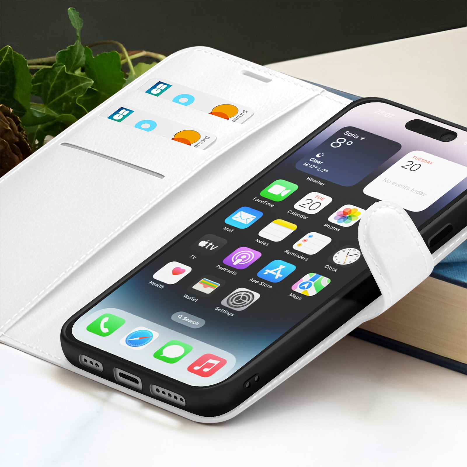 Un smartphone avec un étui blanc est ouvert, affichant son écran d'accueil. Des cartes de crédit sont visibles dans les fentes.