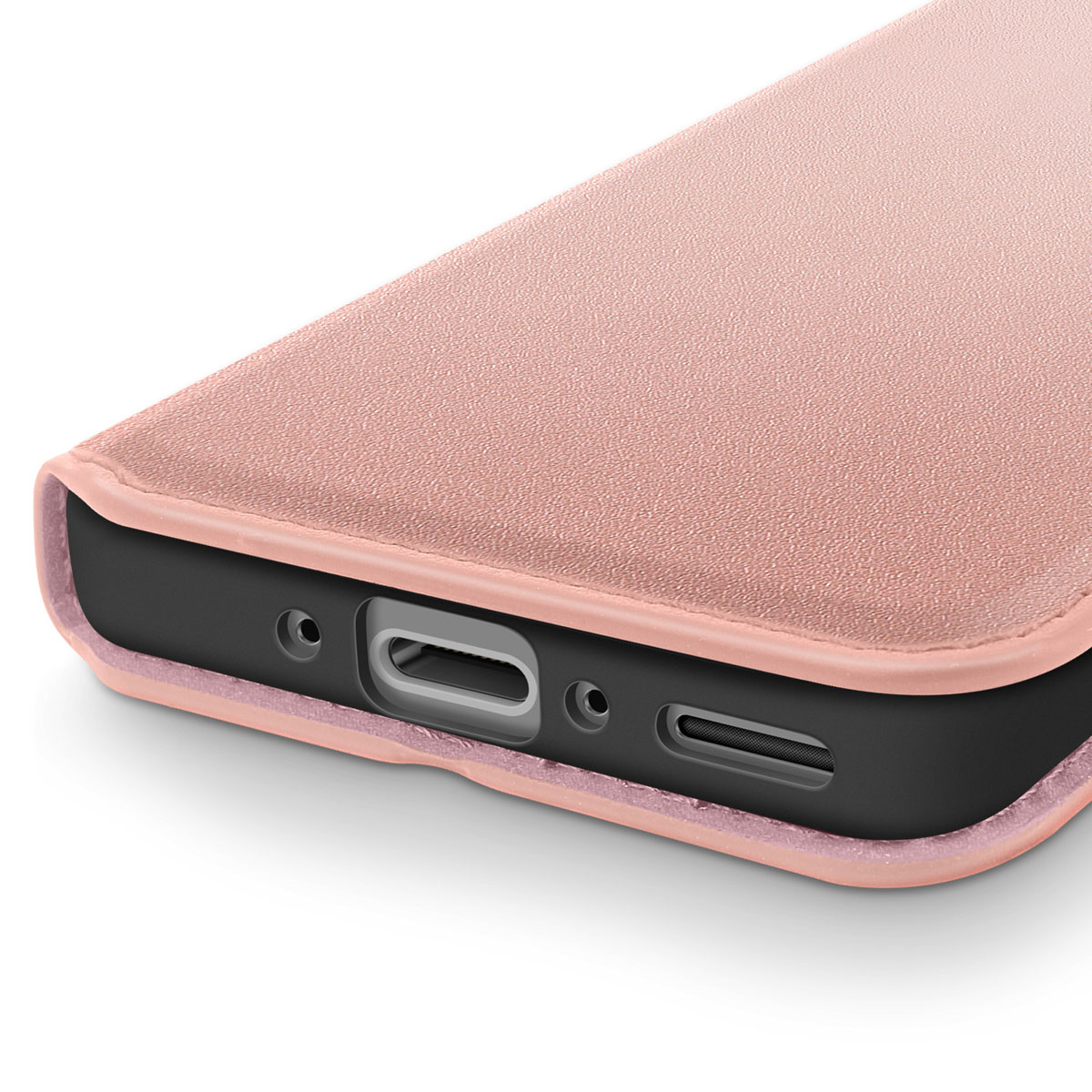 Primo piano di una custodia rosa per telefono. Mostra la porta di ricarica, gli altoparlanti e la trama della custodia. L'interno nero contrasta con il rosa.