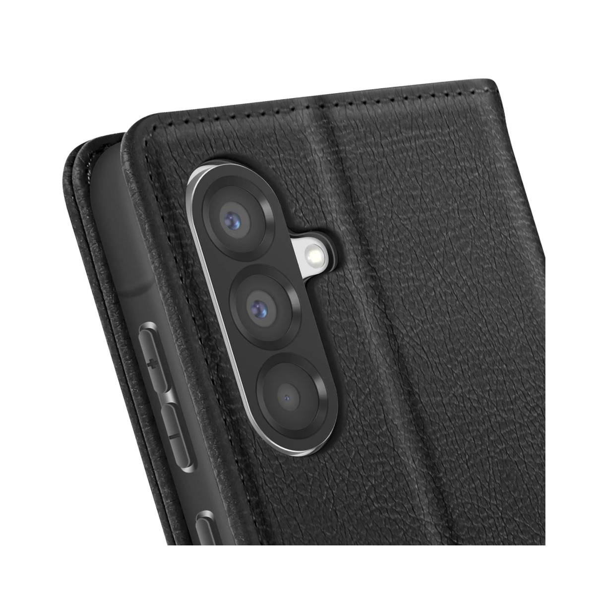 Nahaufnahme einer schwarzen Handyhülle und eines Smartphones. Das Telefon hat eine Kamera mit drei Linsen und einem Blitz.