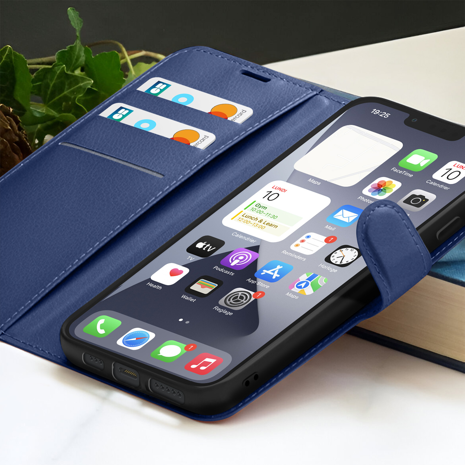 Blauwe telefoonhoes met een telefoon met apps. Creditcards zitten in een gleuf. De datum is maandag de 10e. Klimop op de achtergrond.