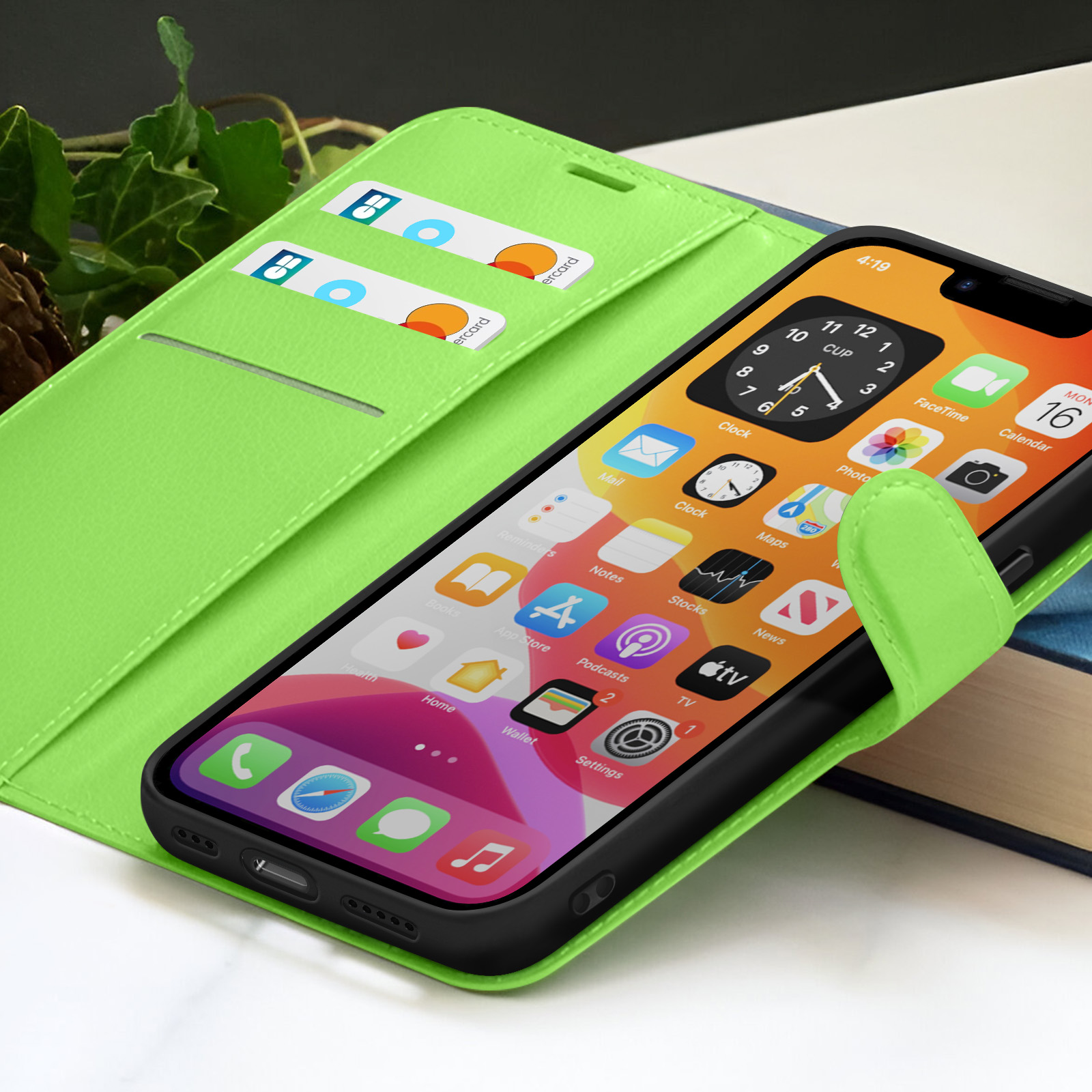 Een smartphone, met app-iconen, in een felgroene hoes. Creditcards zijn zichtbaar in de hoes.