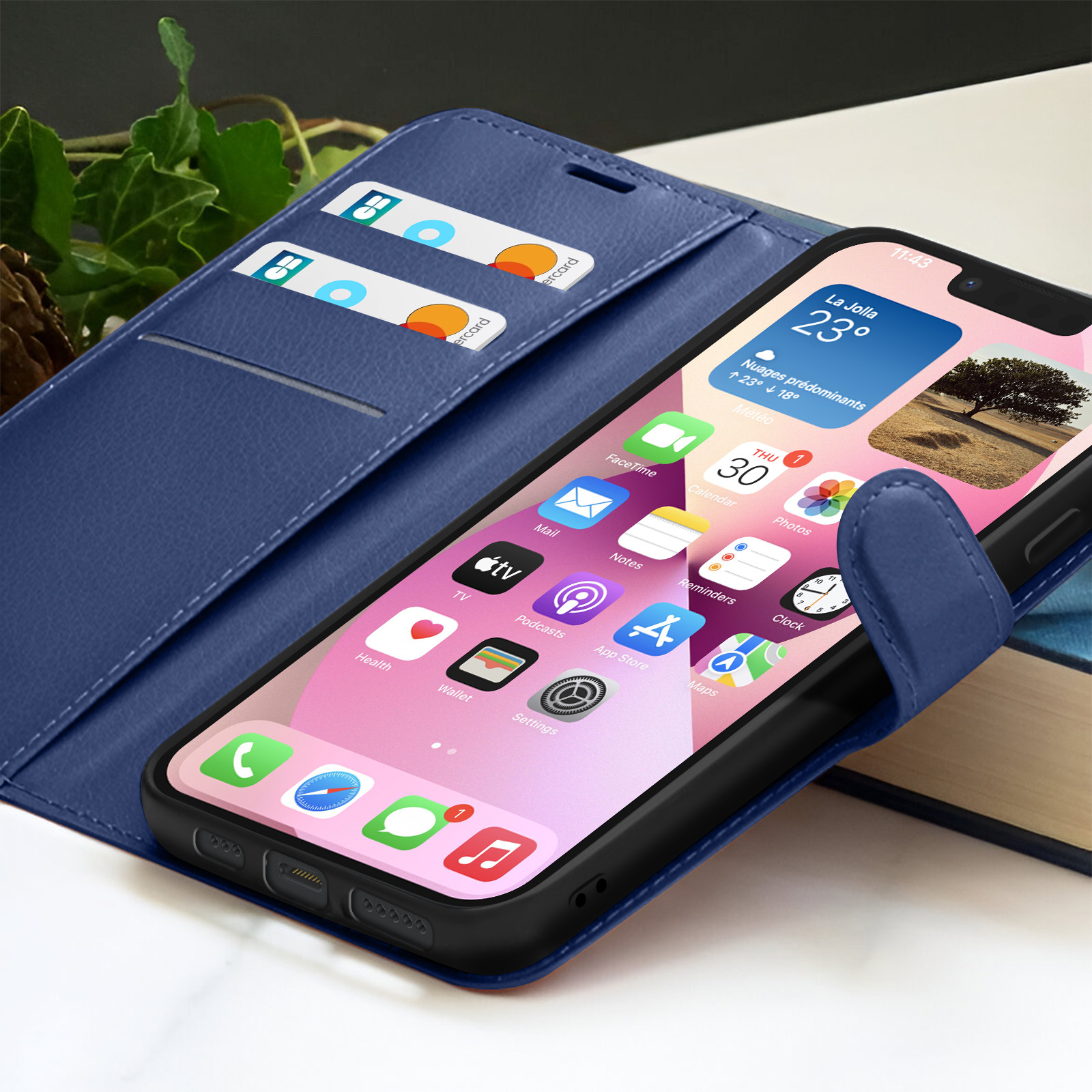Een blauwe telefoonhoes met een smartphone met app-pictogrammen en een weerwidget. Twee creditcards zijn zichtbaar.