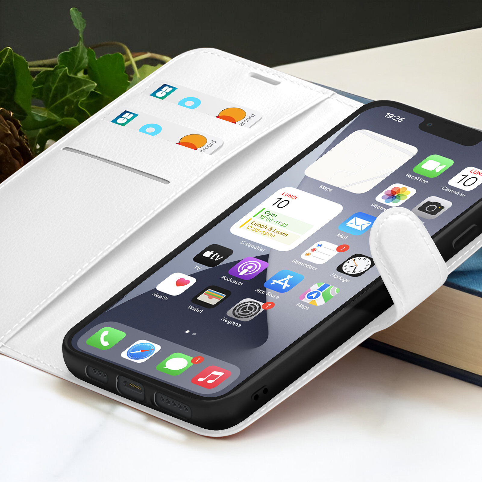 Een witte telefoonhoes met een telefoon die app-pictogrammen weergeeft. De hoes heeft ook kaartsleuven en de telefoon toont de tijd en de kalender.