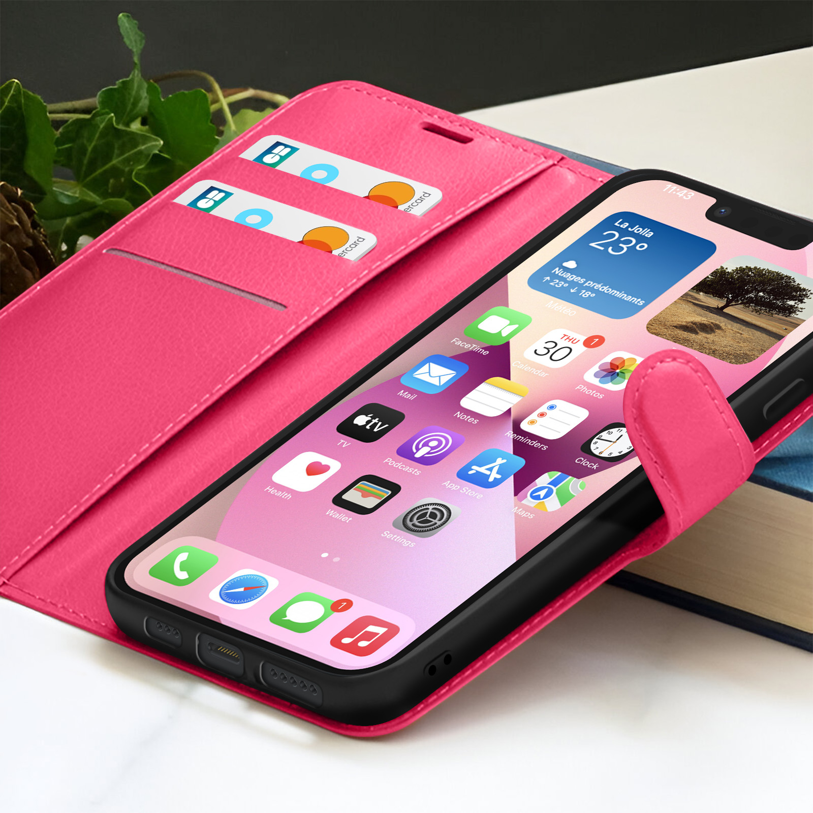 Een roze telefoonhoesje houdt een zwarte telefoon vast. Het scherm toont app-iconen en een weerwidget. Twee creditcards in de hoes.