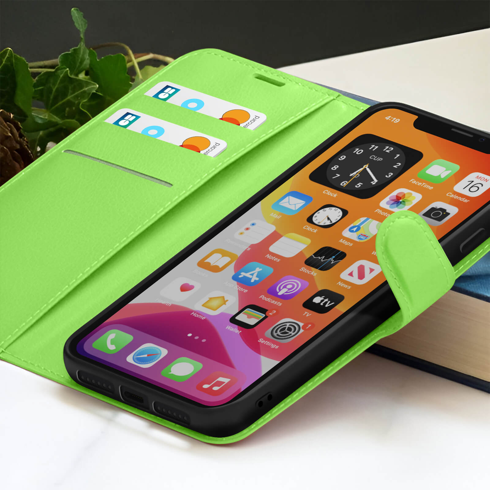 Een telefoon in een limoengroene hoes met apps. Creditcards in de sleuven. Achtergrond: boek en bladeren.
