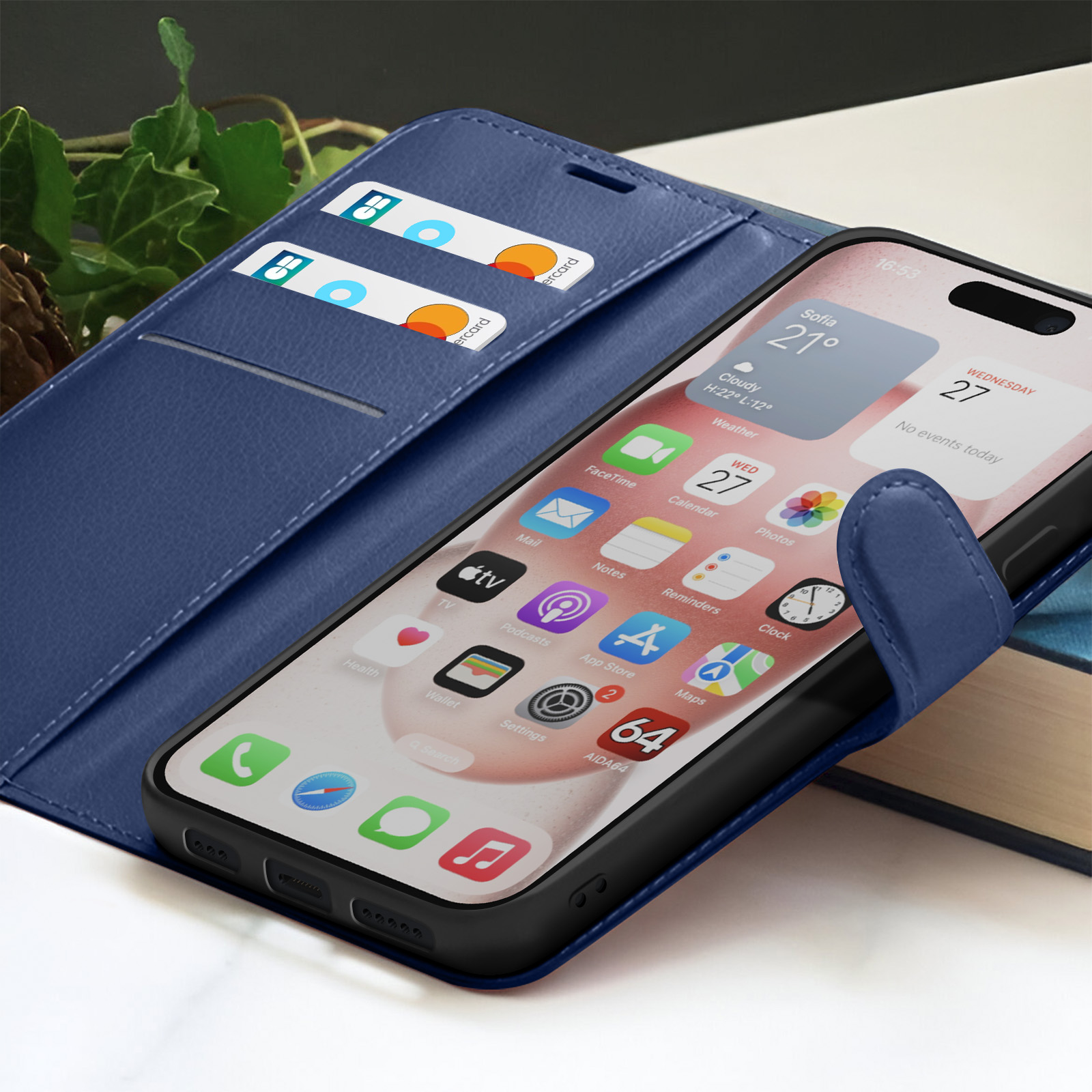 Un iPhone dans un étui en cuir bleu. Affiche la météo, des applications et deux cartes de crédit.