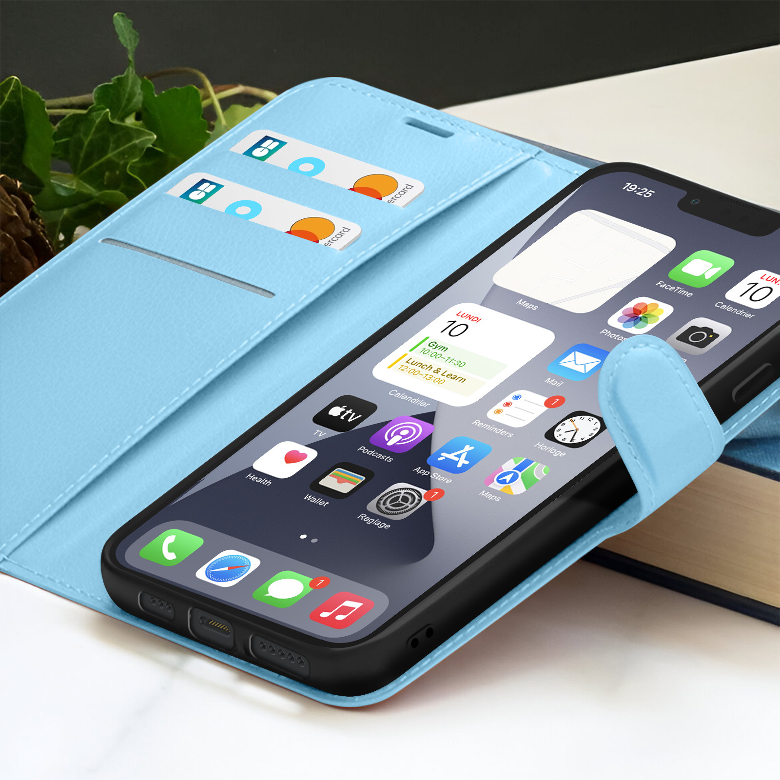 iPhone in lichtblauwe hoes met kaarten, toont tijd en app-iconen. Agenda toont 'Lundi 10'.