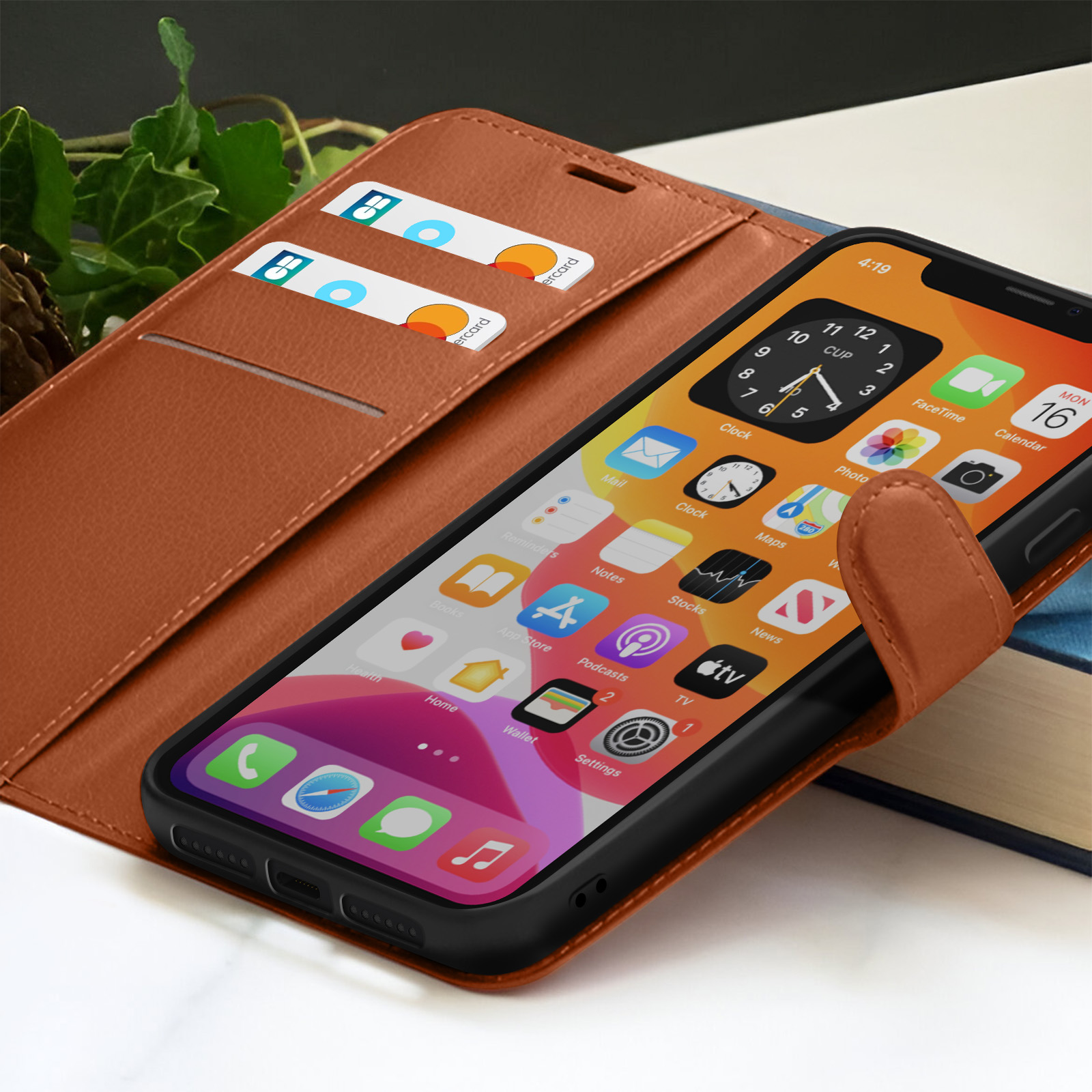 Un étui de téléphone en cuir marron avec un téléphone affichant l'heure et des icônes d'applications. Des cartes de crédit sont dans l'étui.