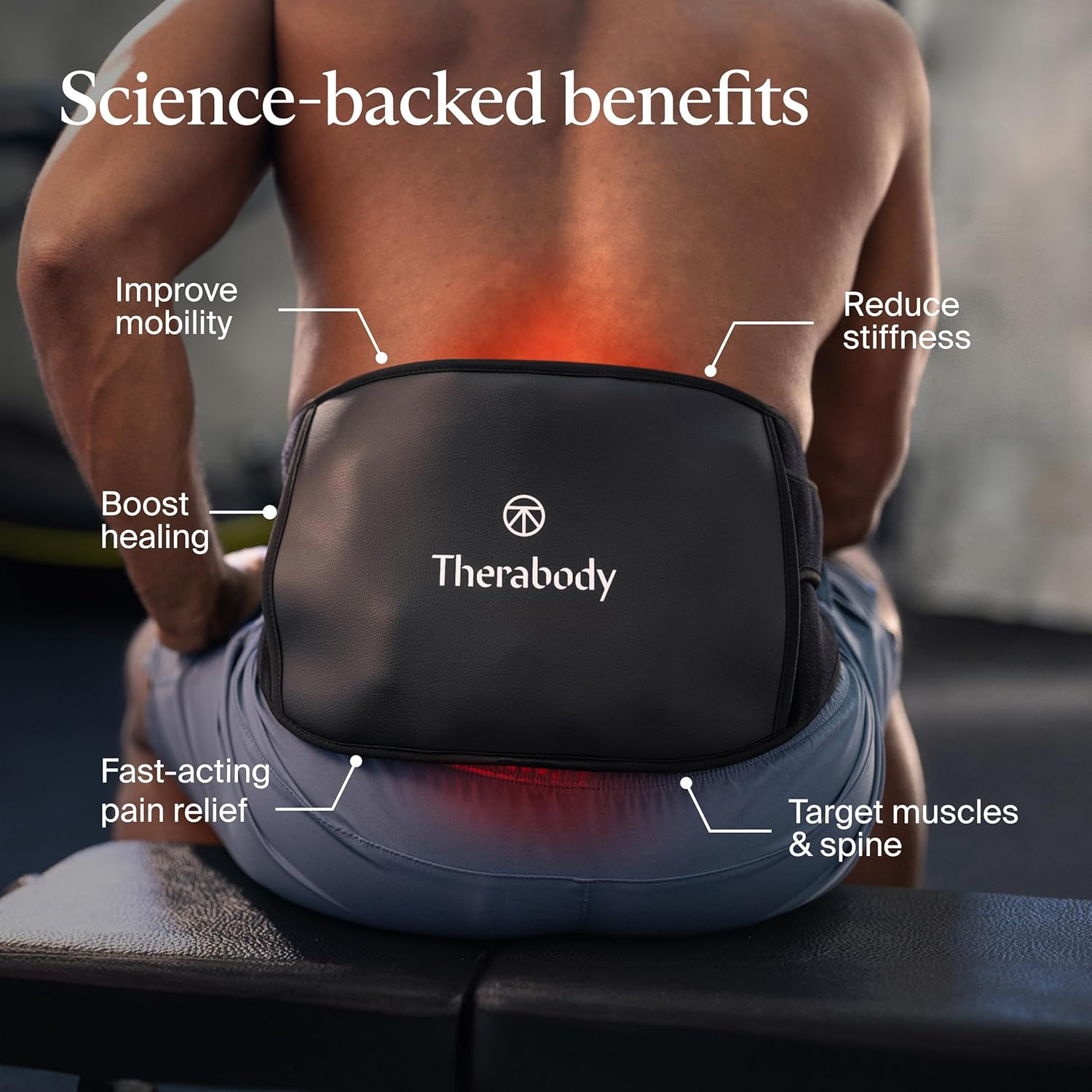 Un hombre usando una faja lumbar negra Therabody. La imagen destaca beneficios como movilidad mejorada, menos rigidez y alivio del dolor.